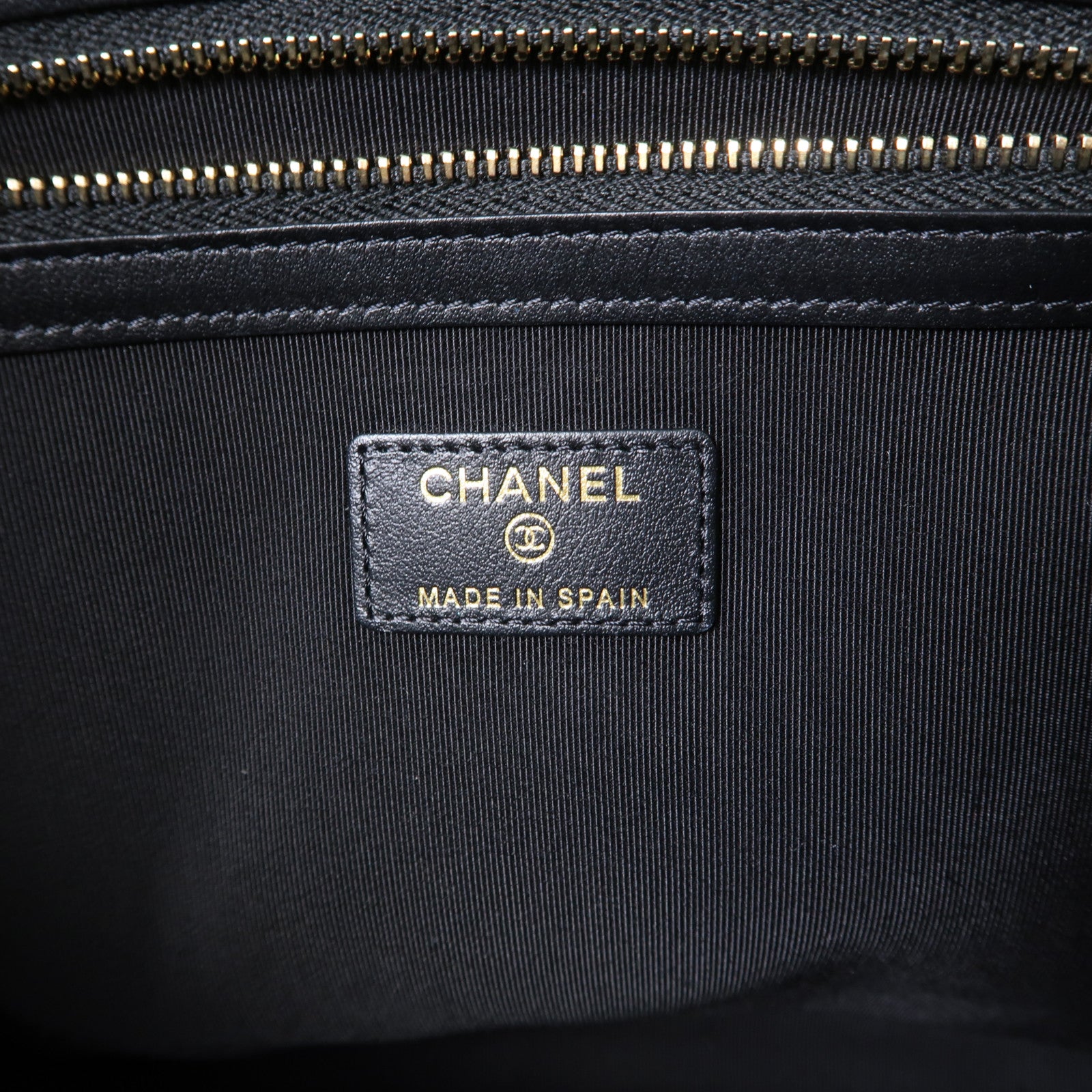 CHANEL 菱格Caviar皮革Boy金扣手拿包黑色
