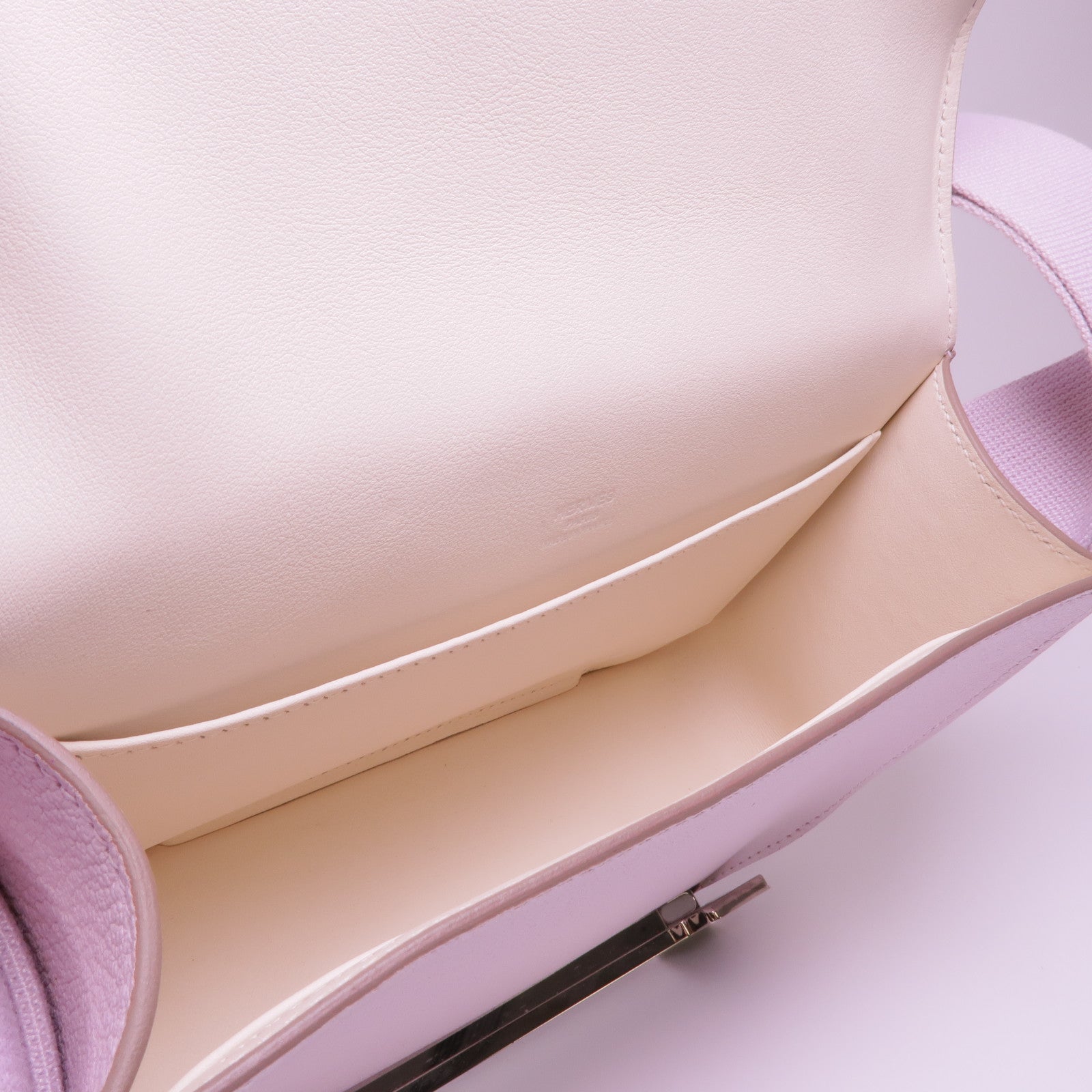 HERMES Chevre皮革Geta銀扣肩背袋Mauve Pale