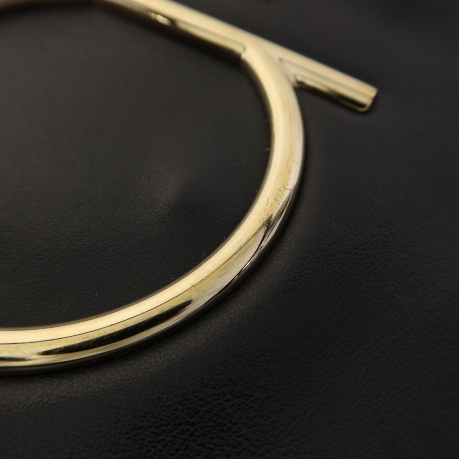 Salvatore Ferragamo 牛皮皮革Gancini Camera Bag金扣肩背袋