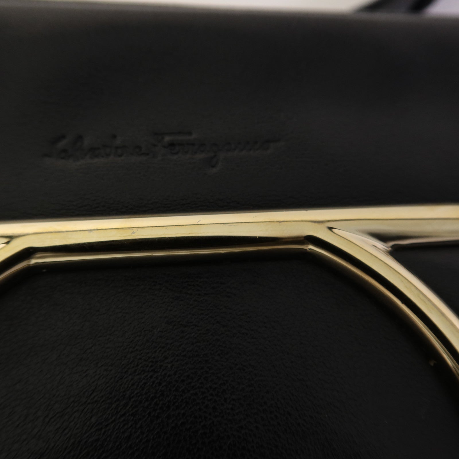 Salvatore Ferragamo 牛皮皮革Gancini Camera Bag金扣肩背袋