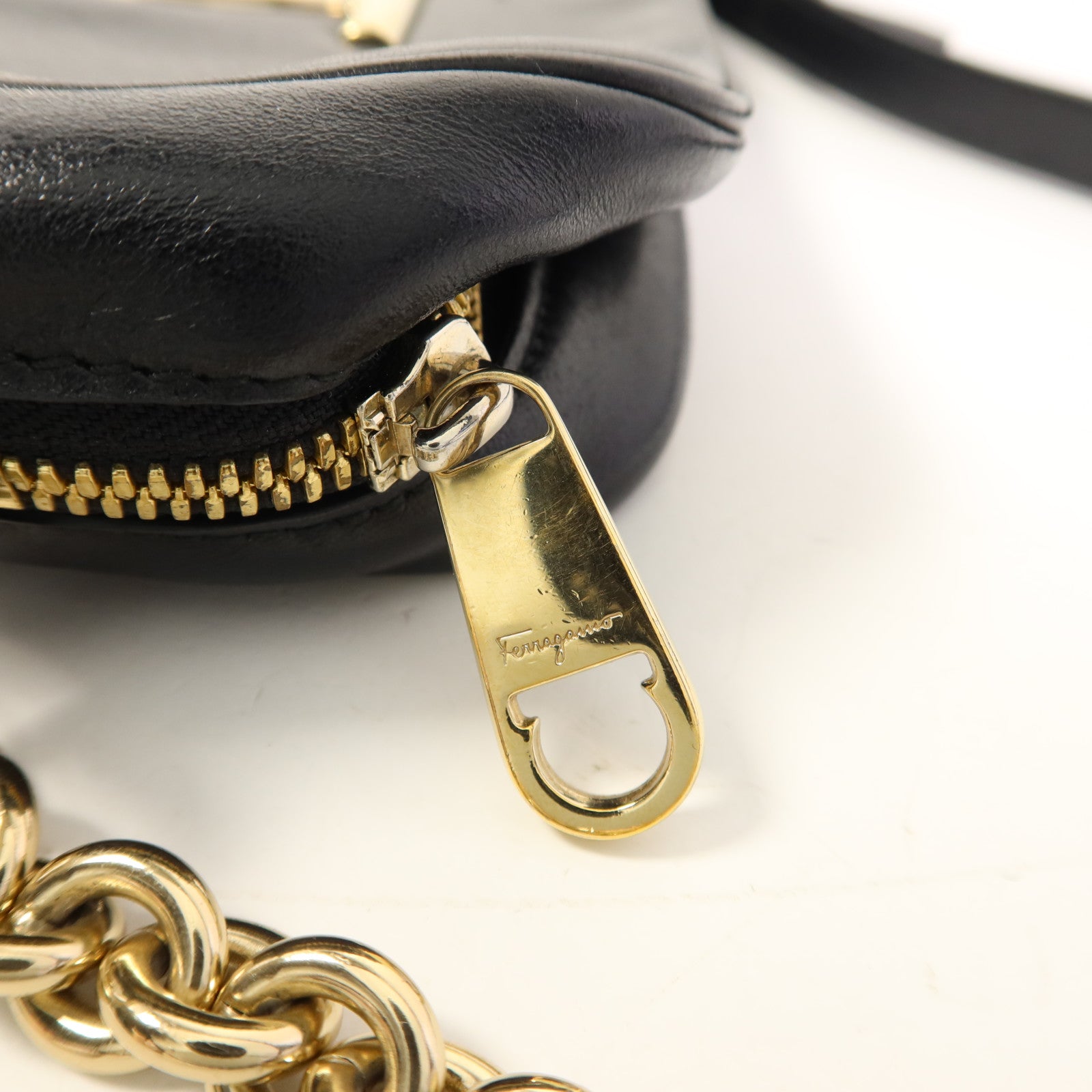 Salvatore Ferragamo 【激減優惠】牛皮皮革Gancini Camera Bag金扣肩背袋