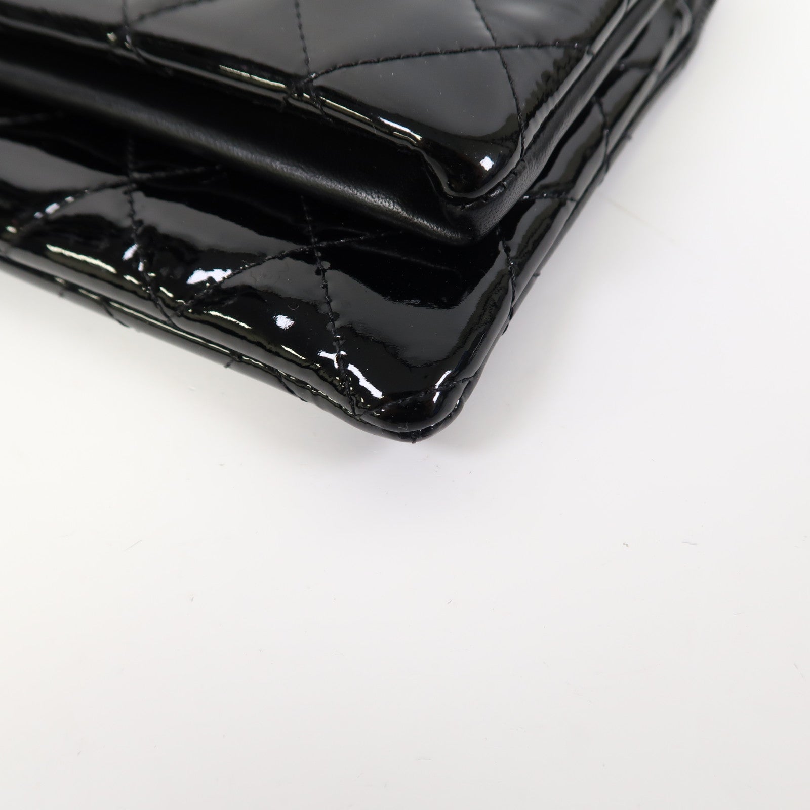 CHANEL 【激減優惠】菱格漆皮皮革Pouch銀扣手拿包黑色