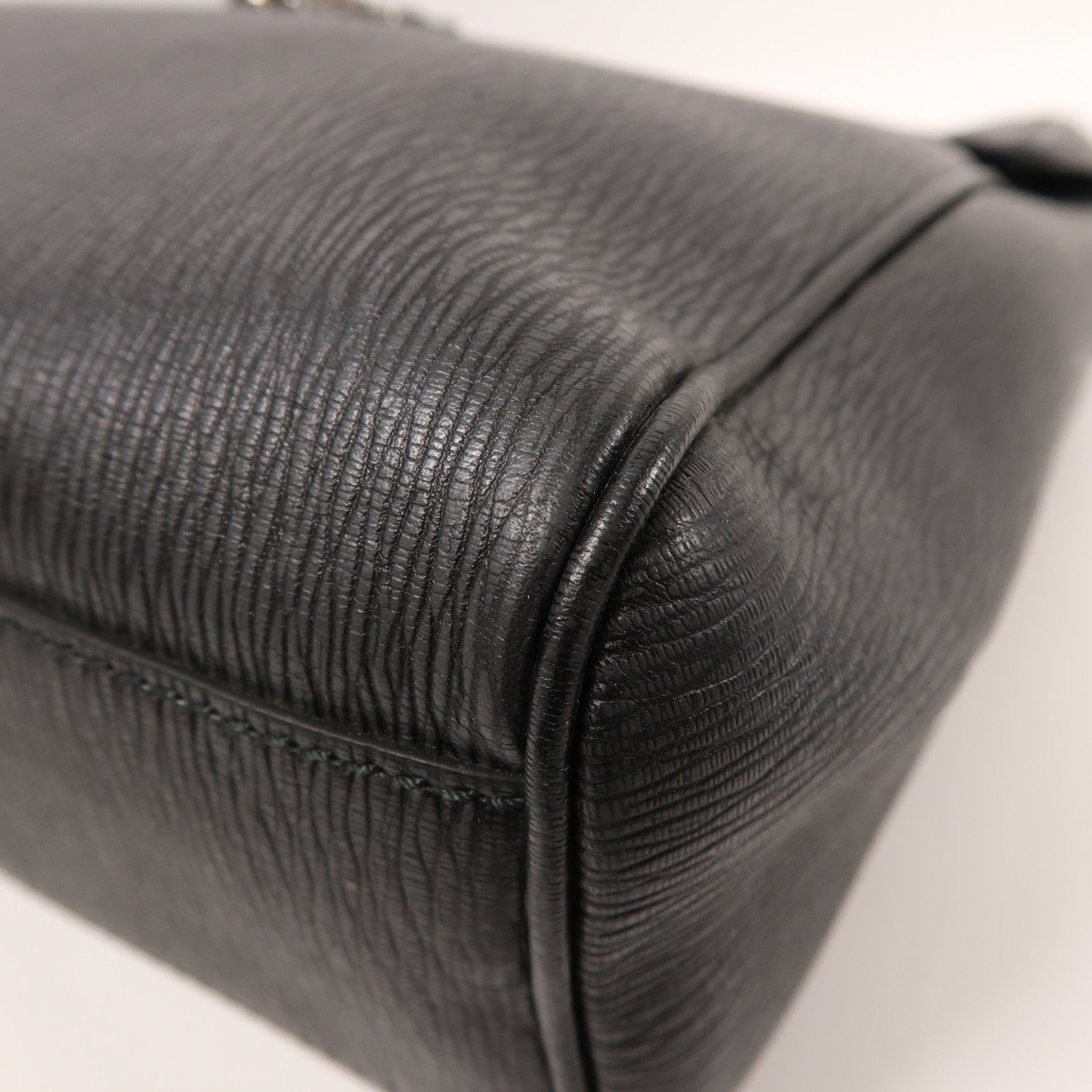 Salvatore Ferragamo 牛皮皮革Shoulder Bag銀扣肩背袋