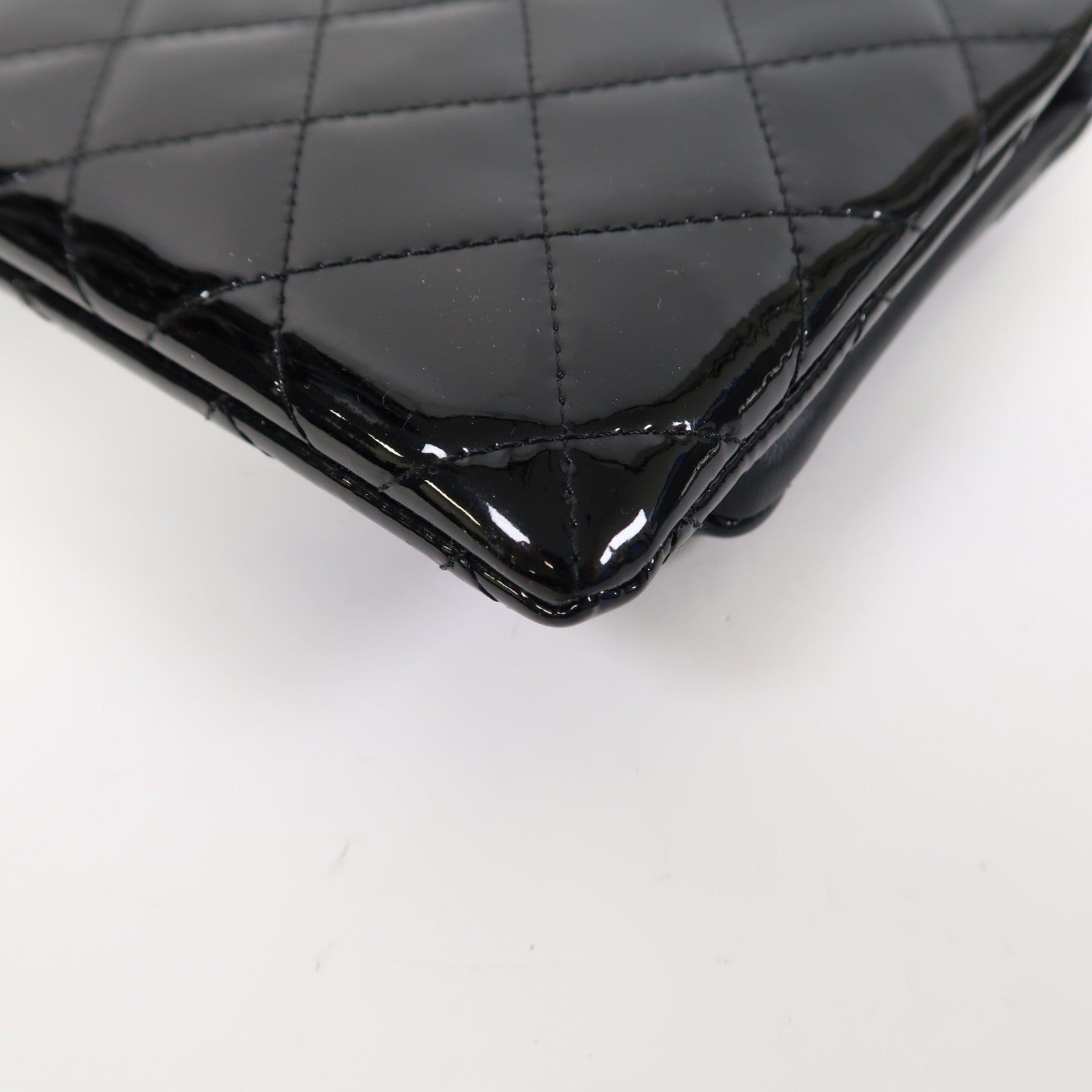 CHANEL 【激減優惠】菱格漆皮皮革Pouch銀扣手拿包黑色