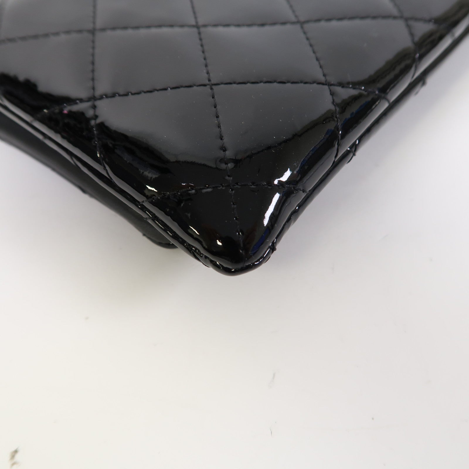 CHANEL 【激減優惠】菱格漆皮皮革Pouch銀扣手拿包黑色