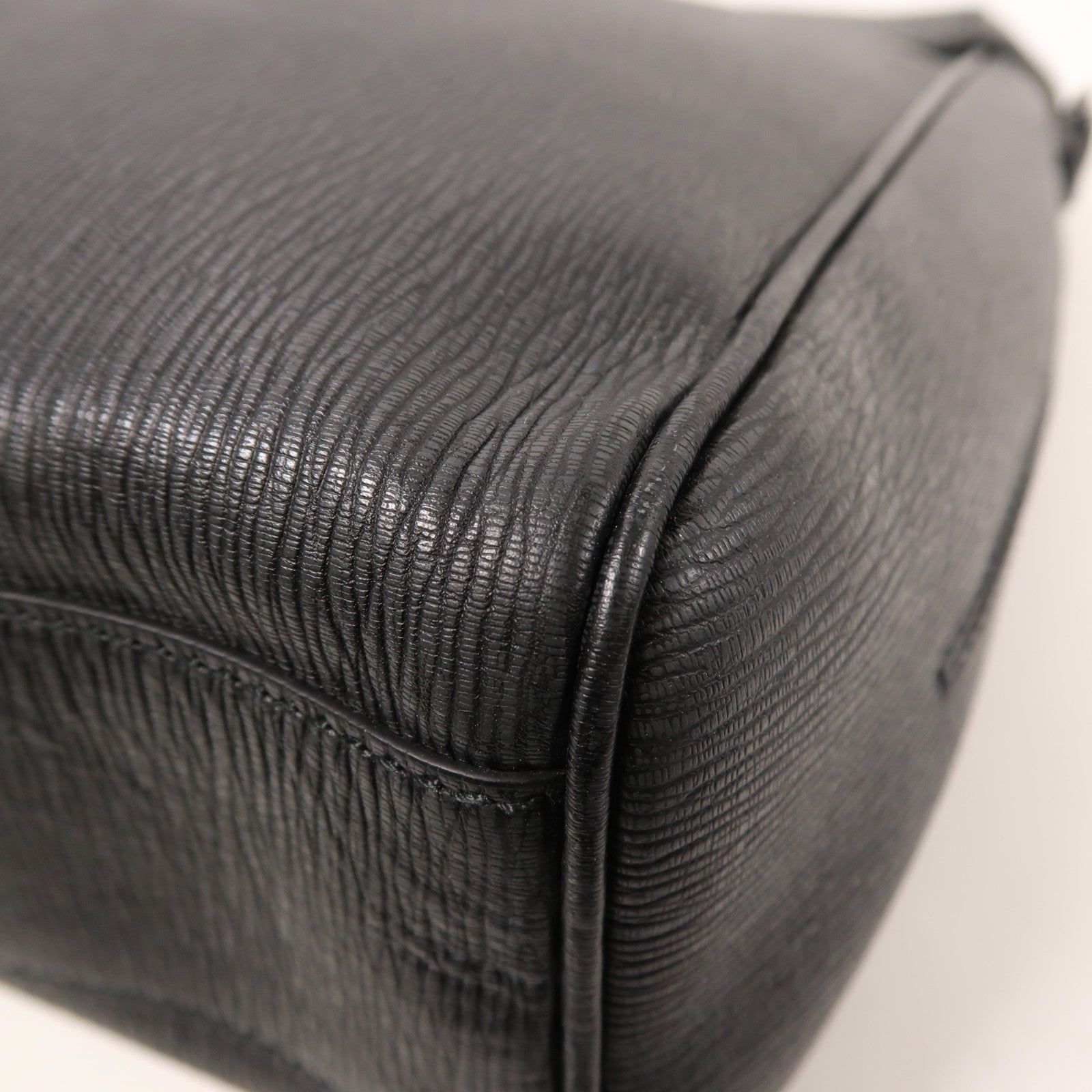 Salvatore Ferragamo 牛皮皮革Shoulder Bag銀扣肩背袋