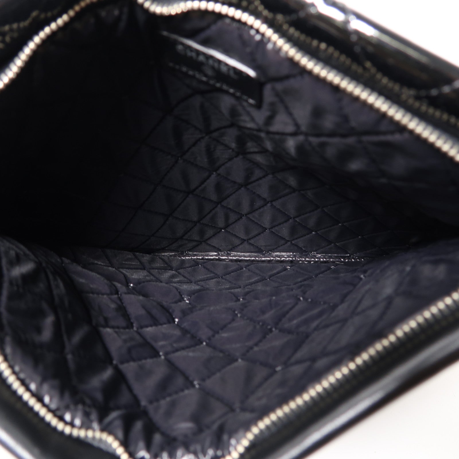 CHANEL 【激減優惠】菱格漆皮皮革Pouch銀扣手拿包黑色