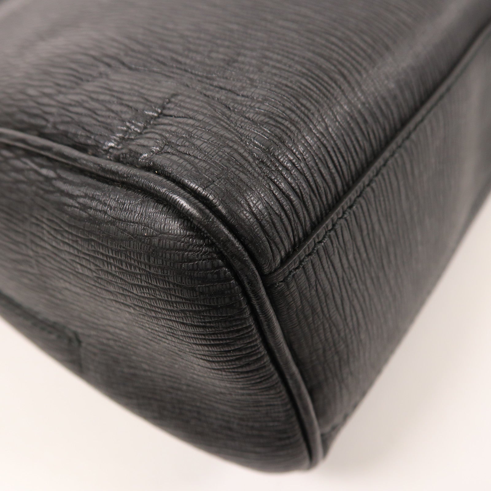 Salvatore Ferragamo 牛皮皮革Shoulder Bag銀扣肩背袋