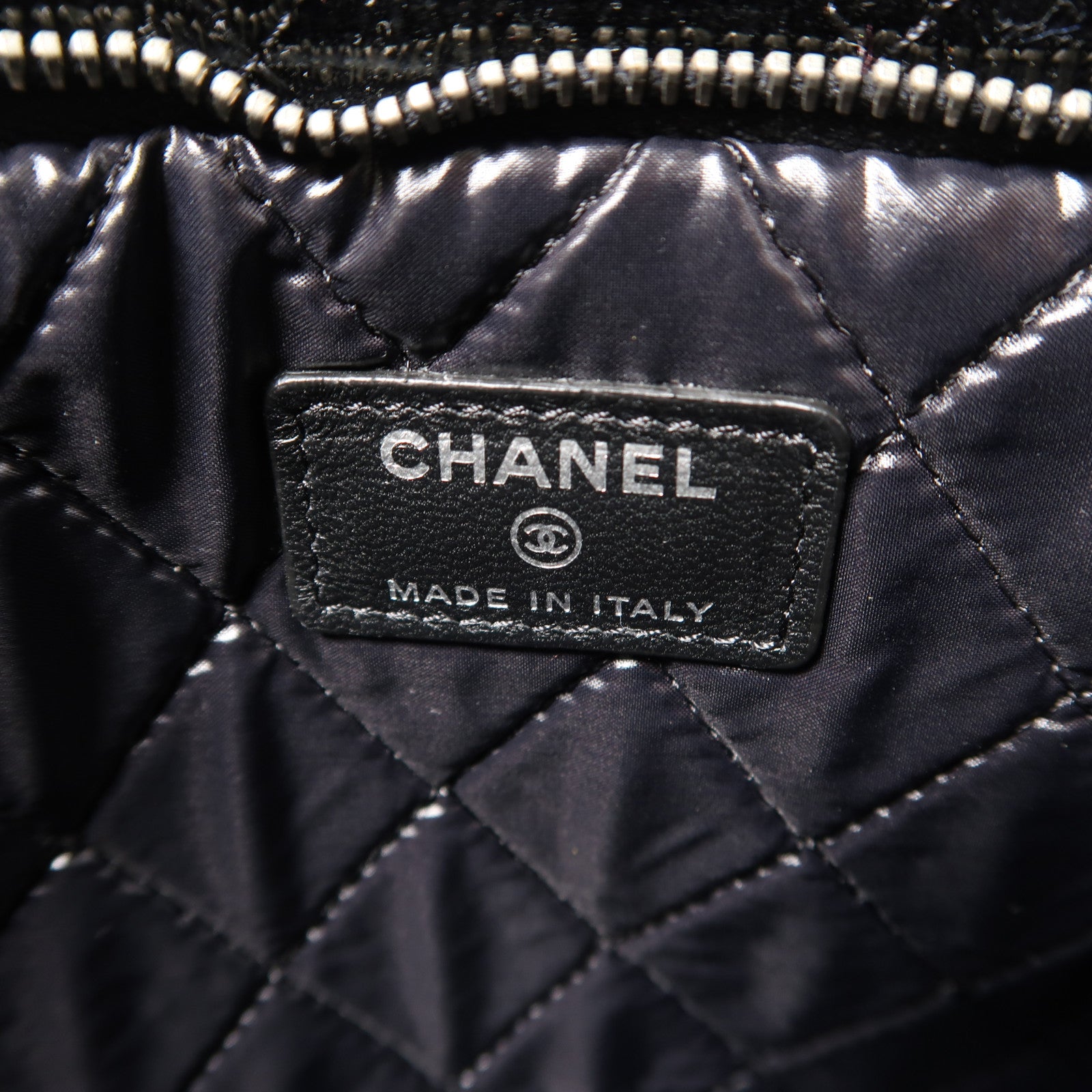 CHANEL 【激減優惠】菱格漆皮皮革Pouch銀扣手拿包黑色