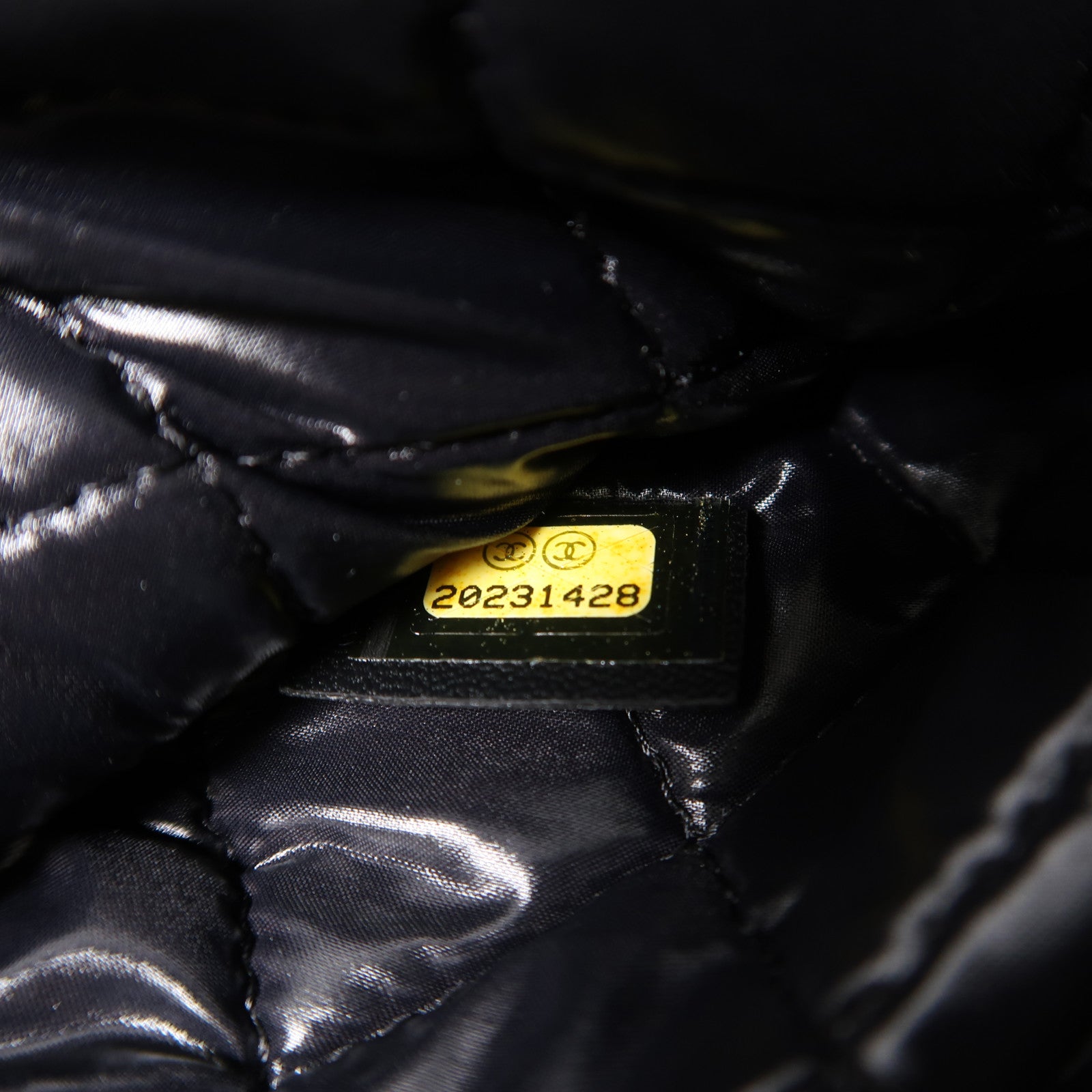 CHANEL 【激減優惠】菱格漆皮皮革Pouch銀扣手拿包黑色