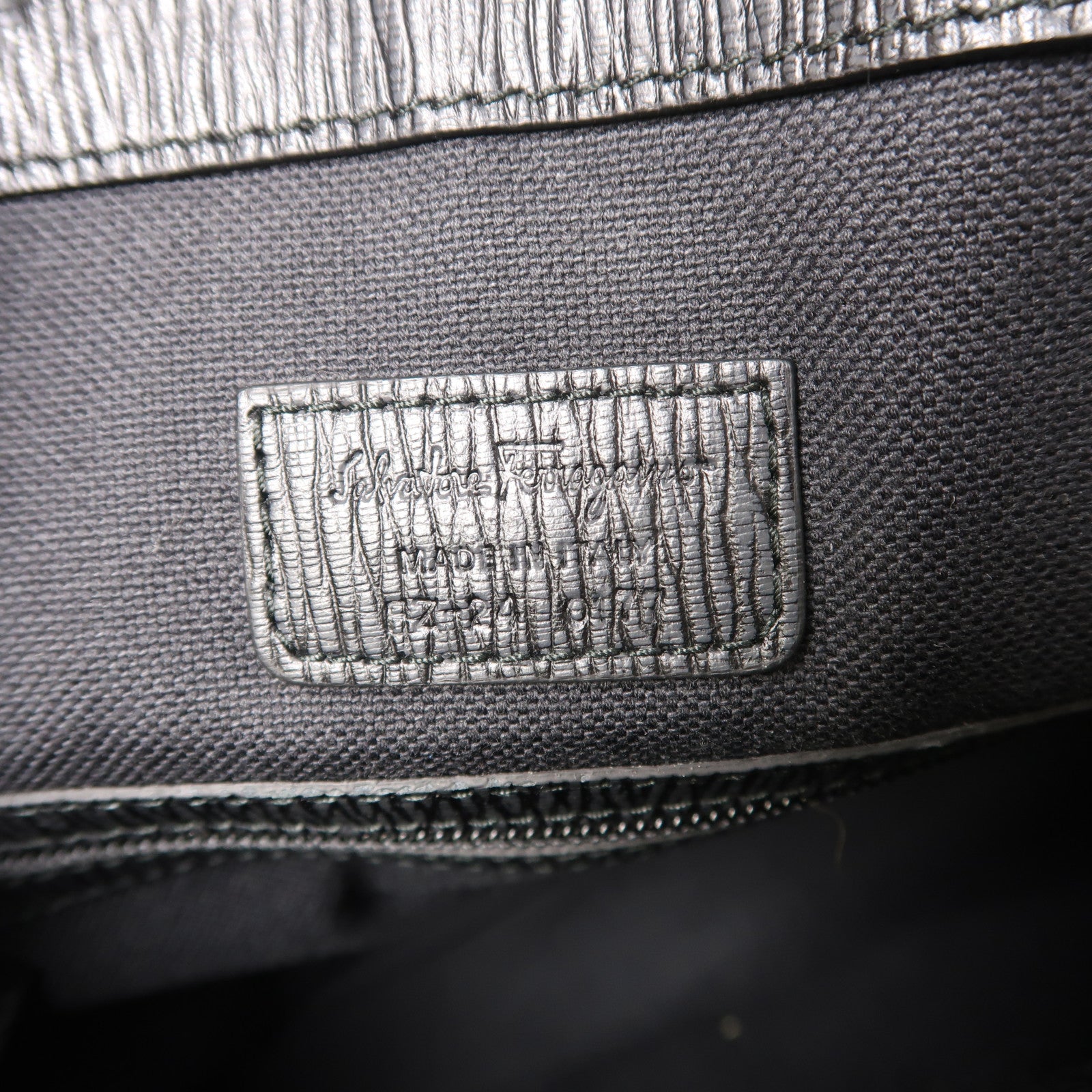 Salvatore Ferragamo 牛皮皮革Shoulder Bag銀扣肩背袋