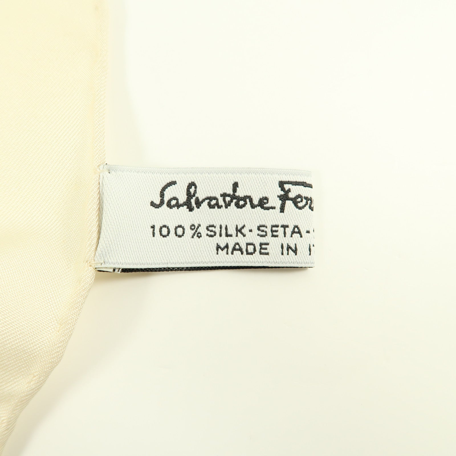 Salvatore Ferragamo 絲質Scarf絲巾米色/彩色