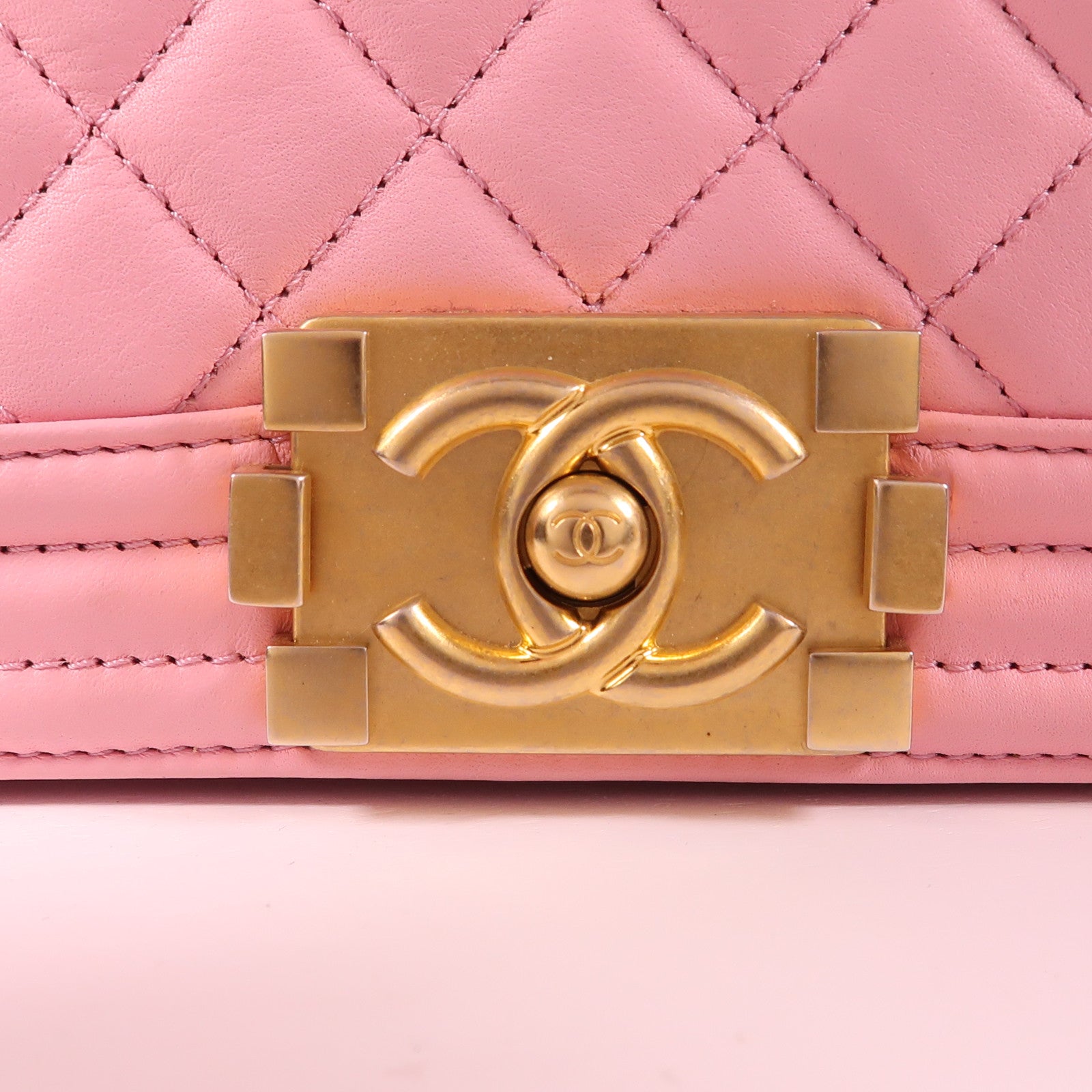 CHANEL 羊皮皮革Boy Chanel金扣肩背袋