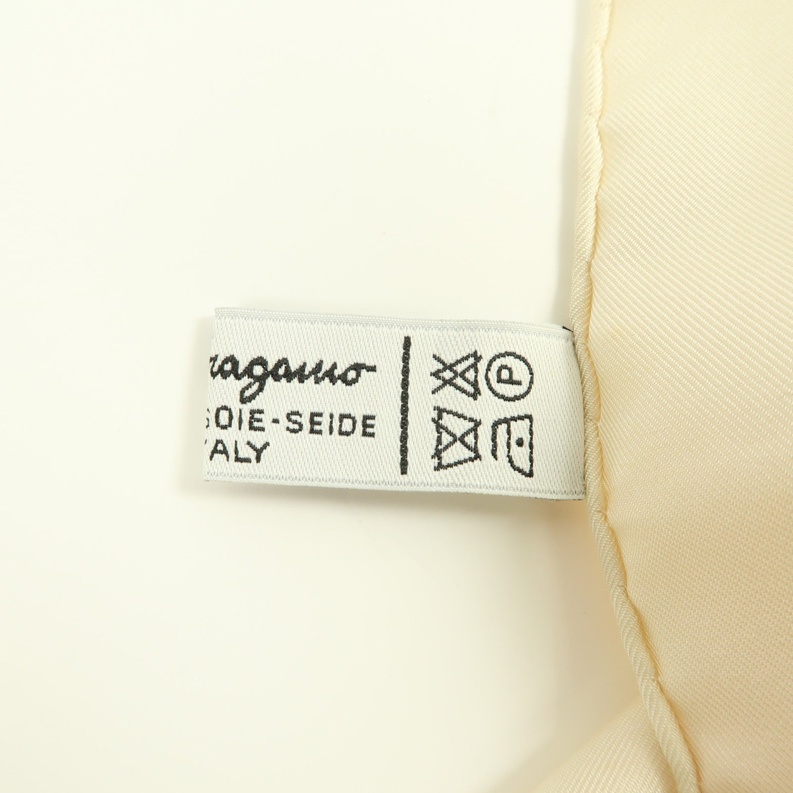 Salvatore Ferragamo 絲質Scarf絲巾米色/彩色