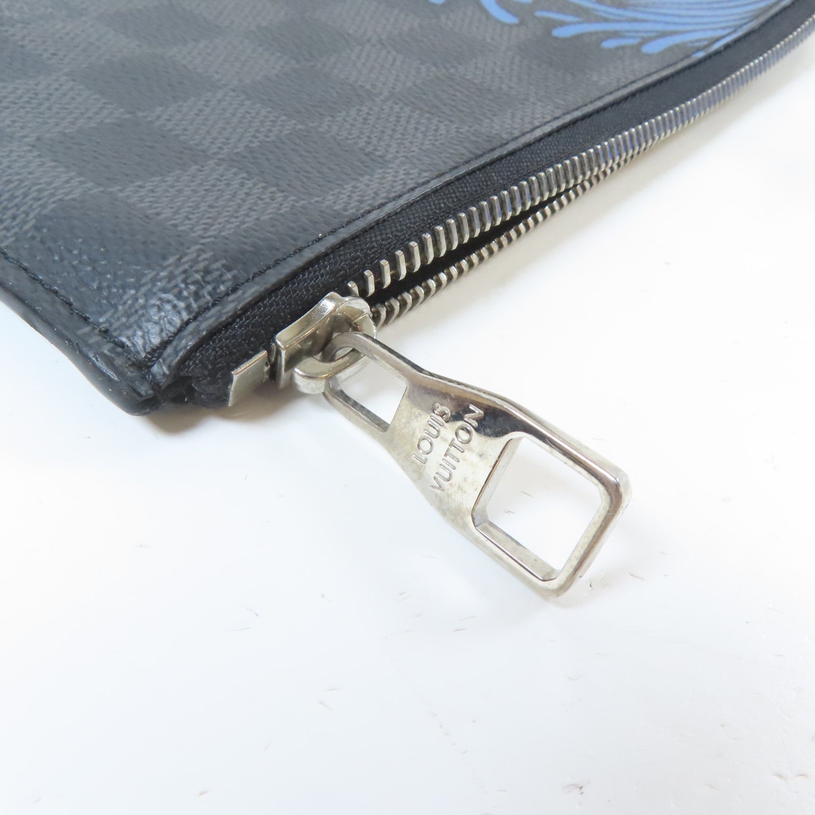 LOUIS VUITTON Damier Graphite Pochette Jour GM銀扣手拿包黑色/藍色