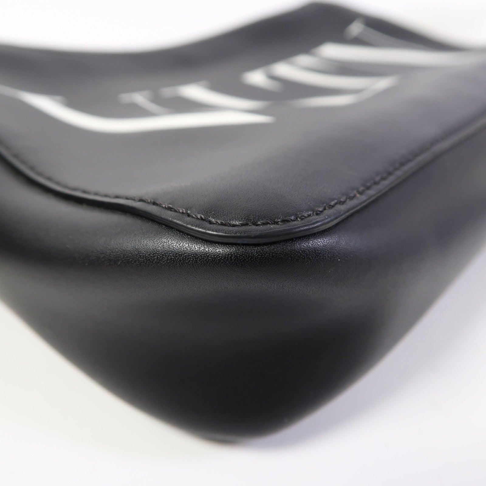 Valentino 皮革VLTN Garavami Cross Bag銀扣肩背袋