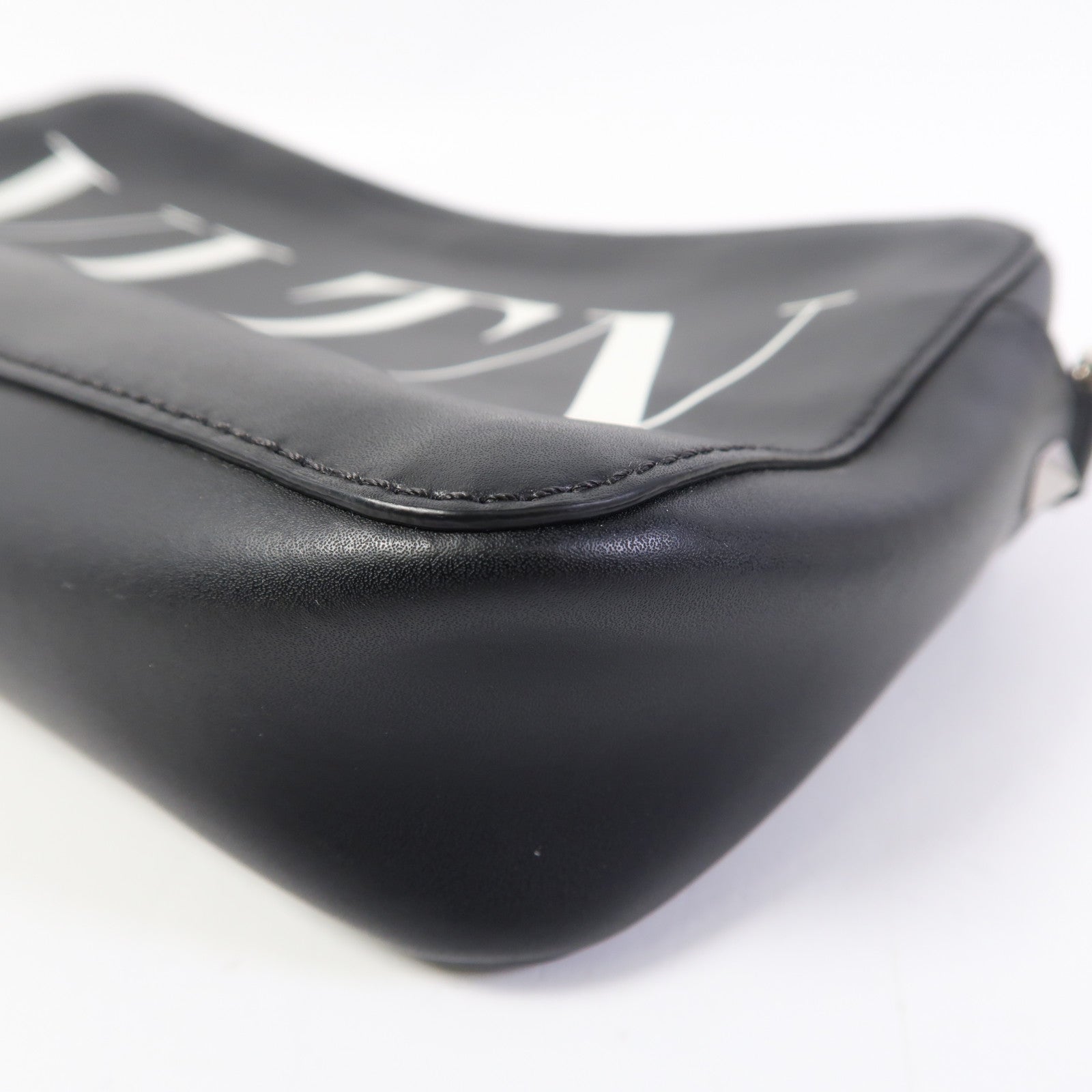 Valentino 皮革VLTN Garavami Cross Bag銀扣肩背袋