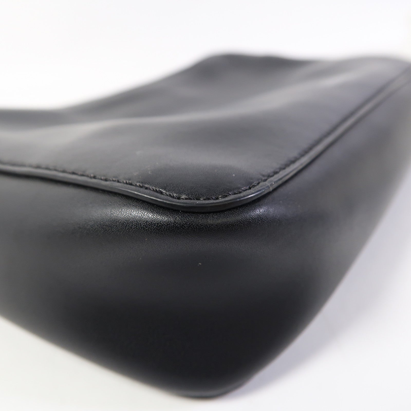 Valentino 皮革VLTN Garavami Cross Bag銀扣肩背袋