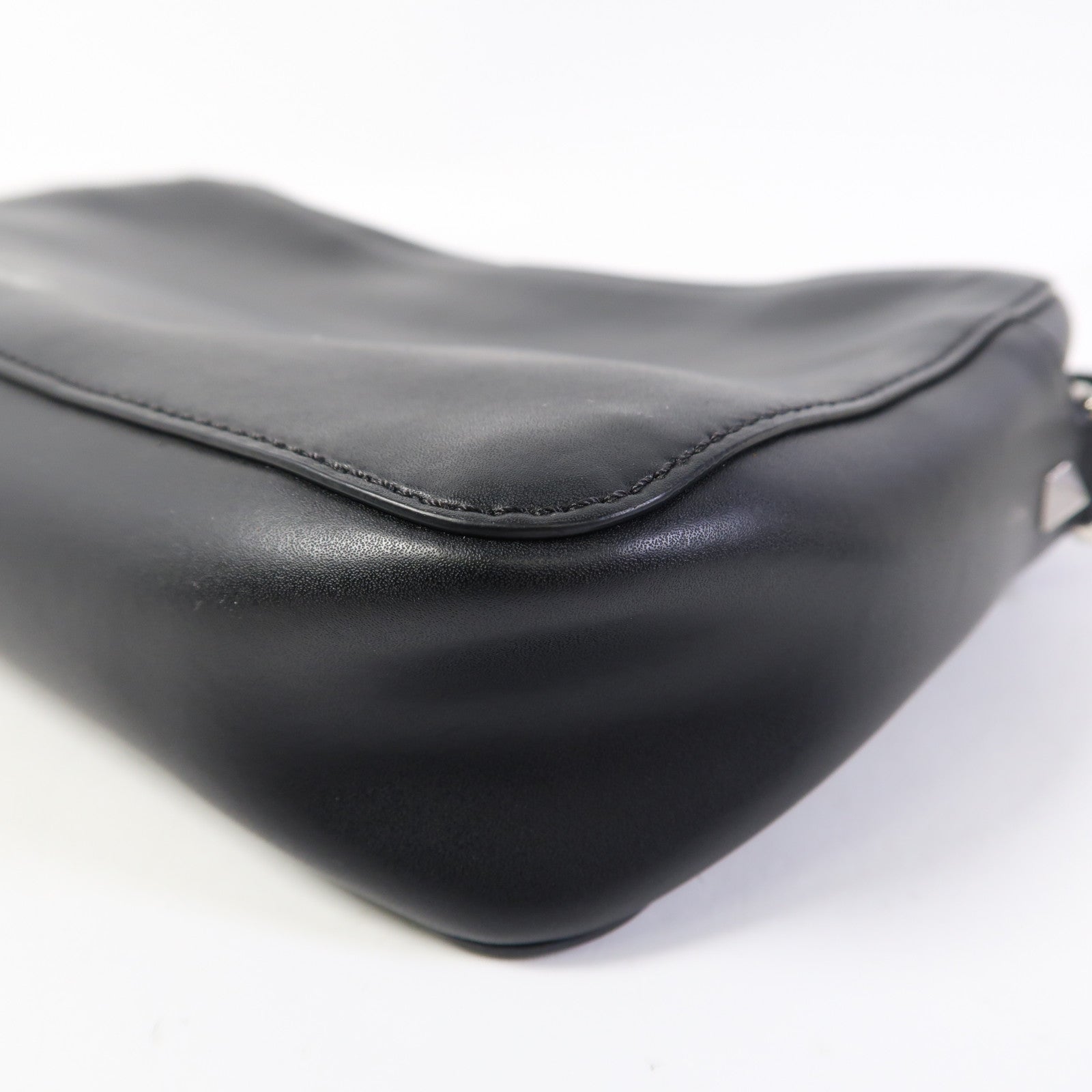 Valentino 皮革VLTN Garavami Cross Bag銀扣肩背袋