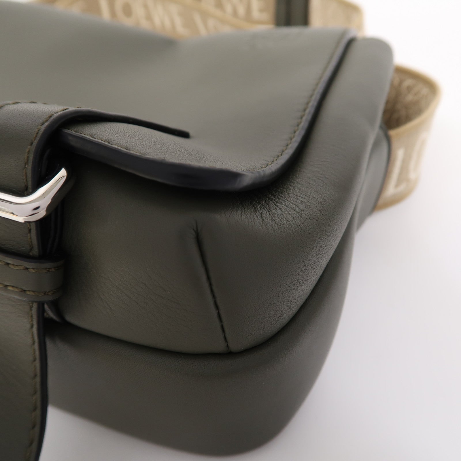LOEWE 牛皮皮革XS Military銀扣肩背袋卡其綠色