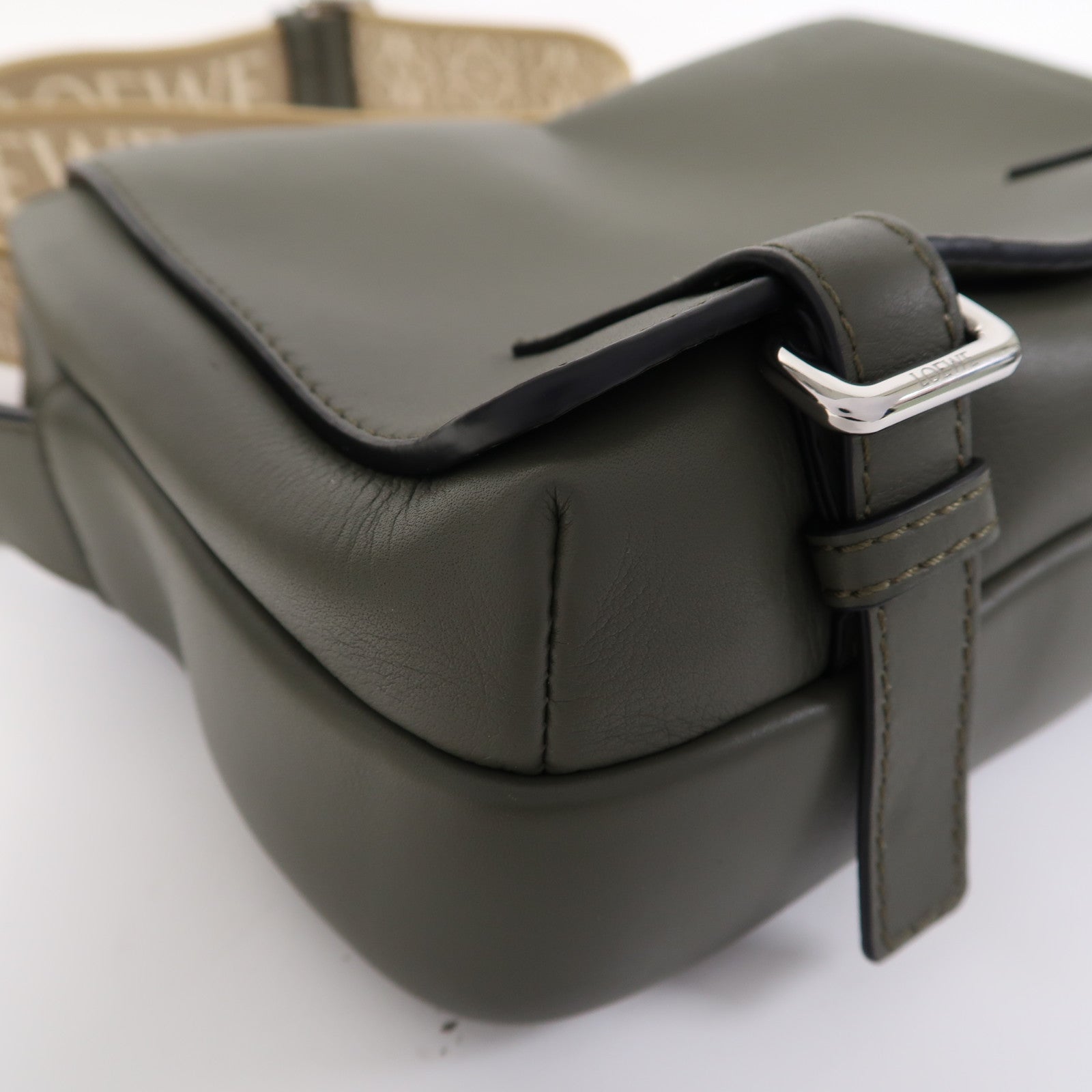 LOEWE 牛皮皮革XS Military銀扣肩背袋卡其綠色