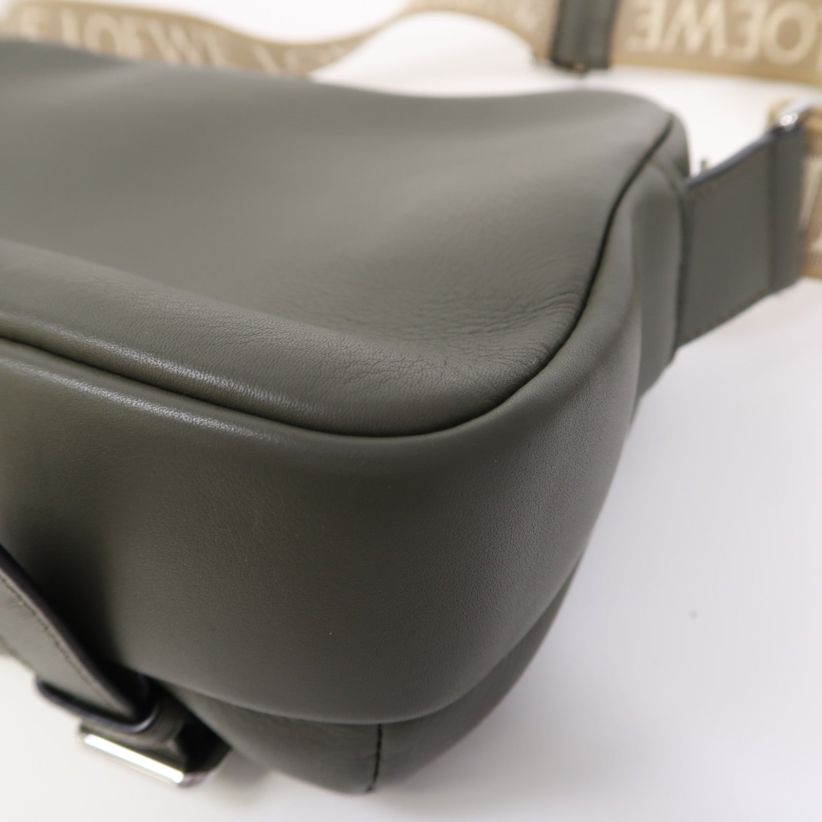 LOEWE 牛皮皮革XS Military銀扣肩背袋卡其綠色