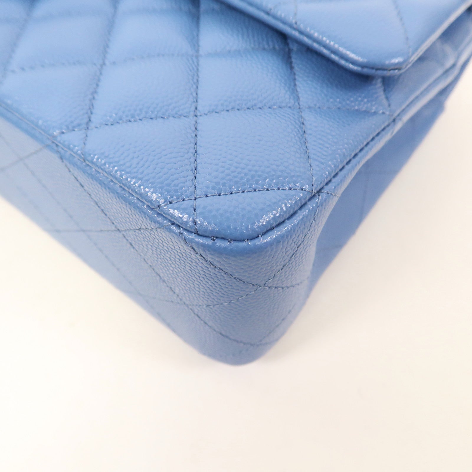 CHANEL 菱格Caviar皮革Classic Flap 25cm金扣鏈帶肩背袋藍色