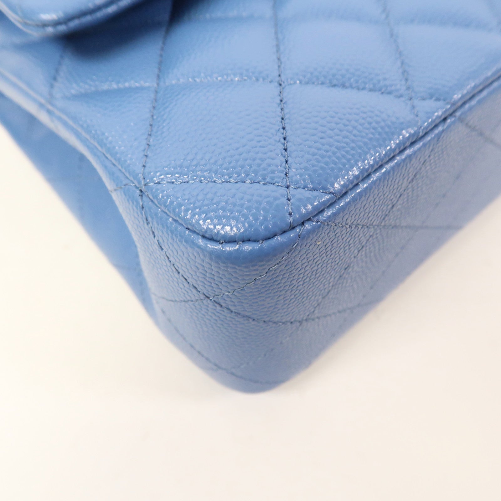 CHANEL 菱格Caviar皮革Classic Flap 25cm金扣鏈帶肩背袋藍色