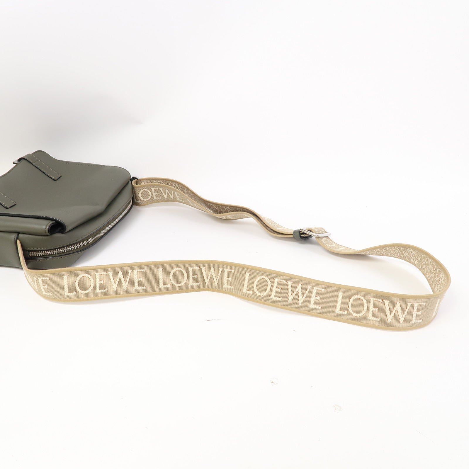 LOEWE 牛皮皮革XS Military銀扣肩背袋卡其綠色