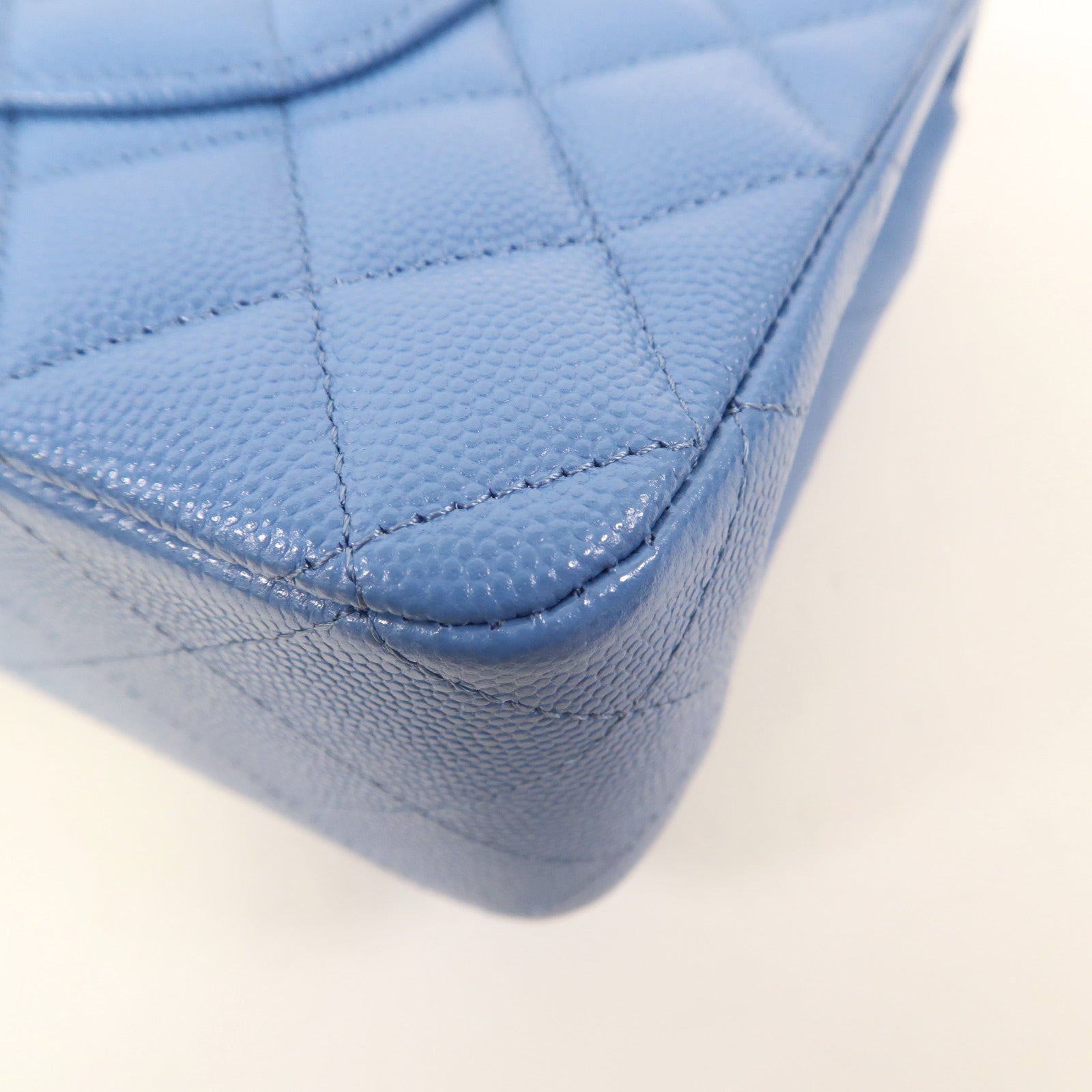 CHANEL 菱格Caviar皮革Classic Flap 25cm金扣鏈帶肩背袋藍色
