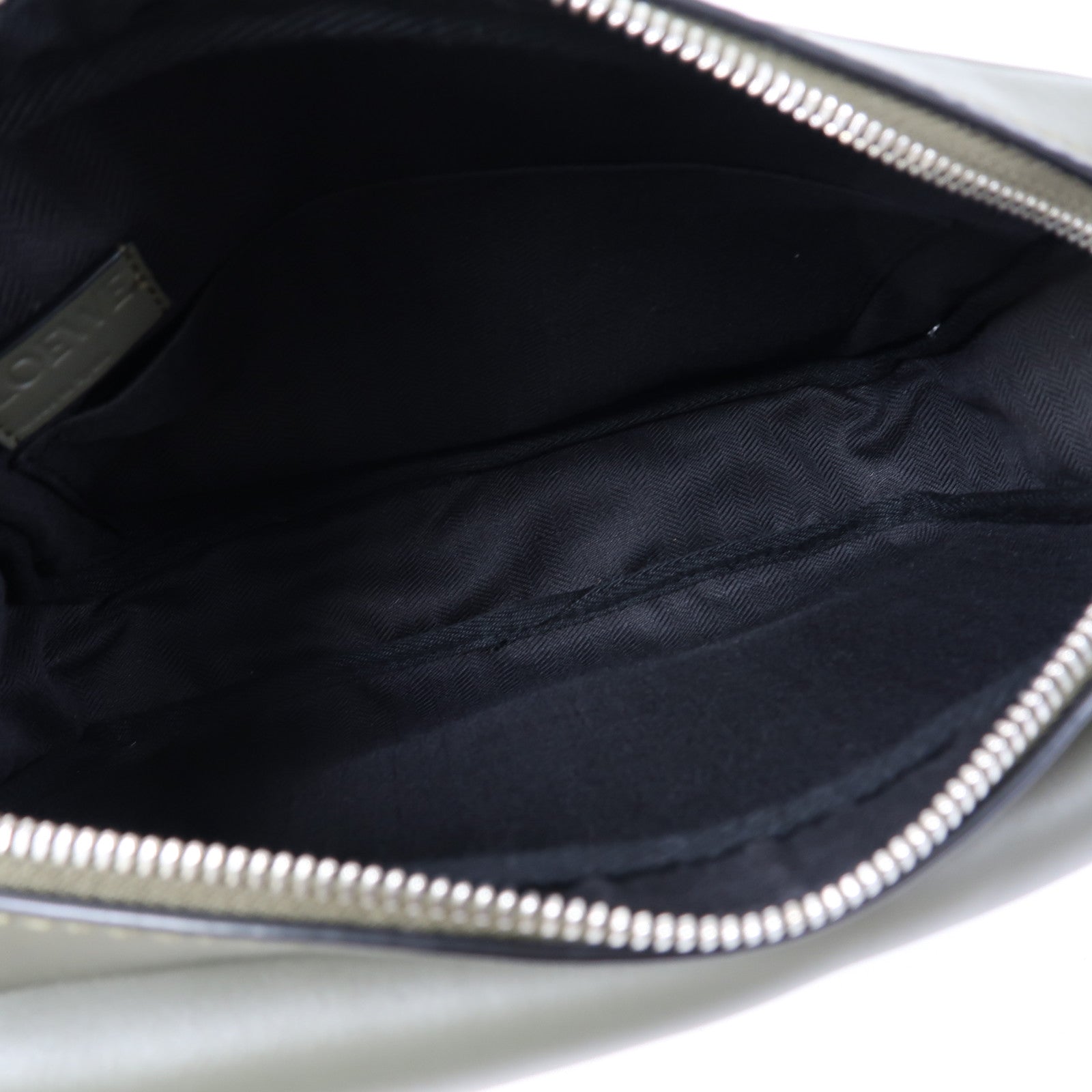 LOEWE 牛皮皮革XS Military銀扣肩背袋卡其綠色