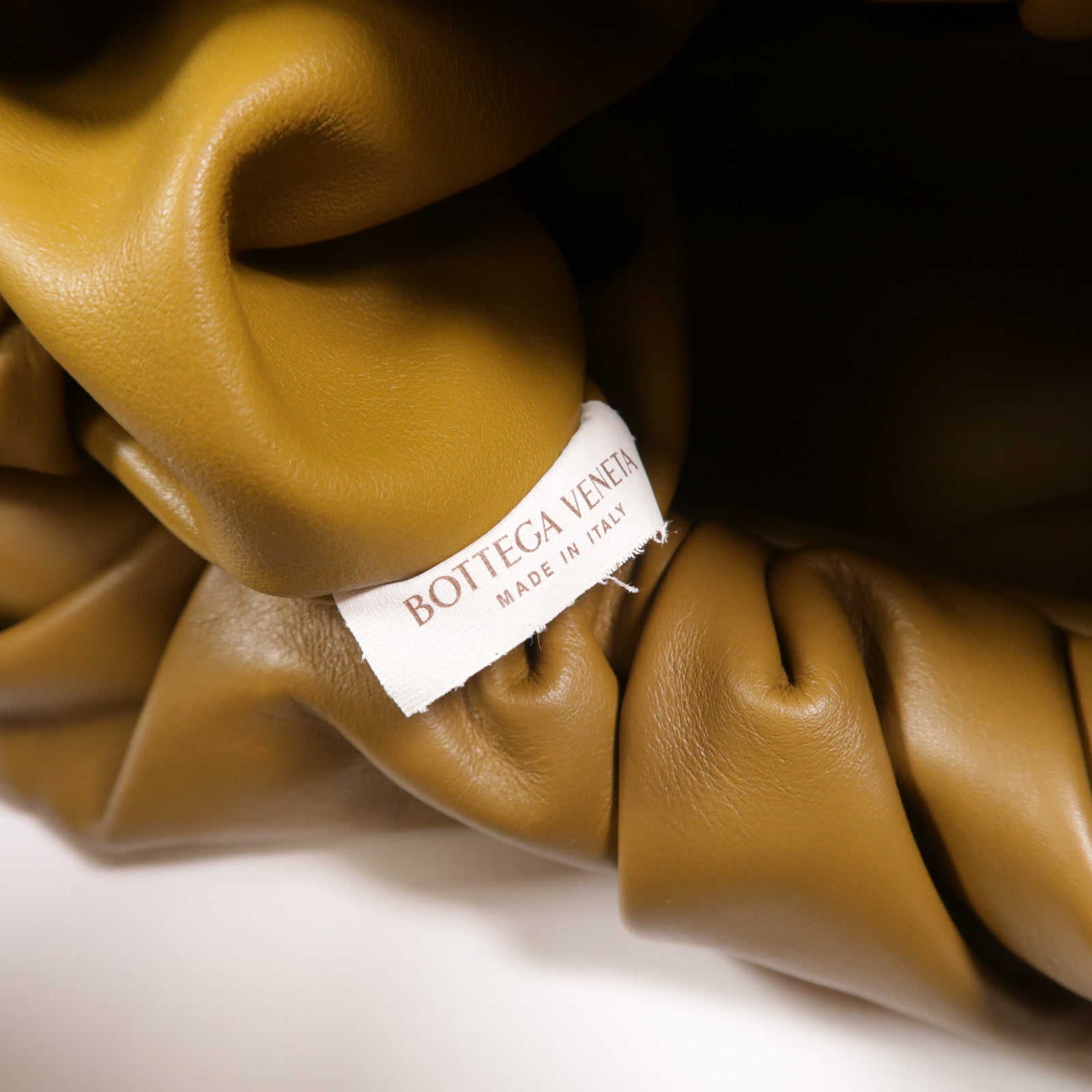BOTTEGA VENETA 羊皮皮革Shoulder Pouch Medium肩背袋