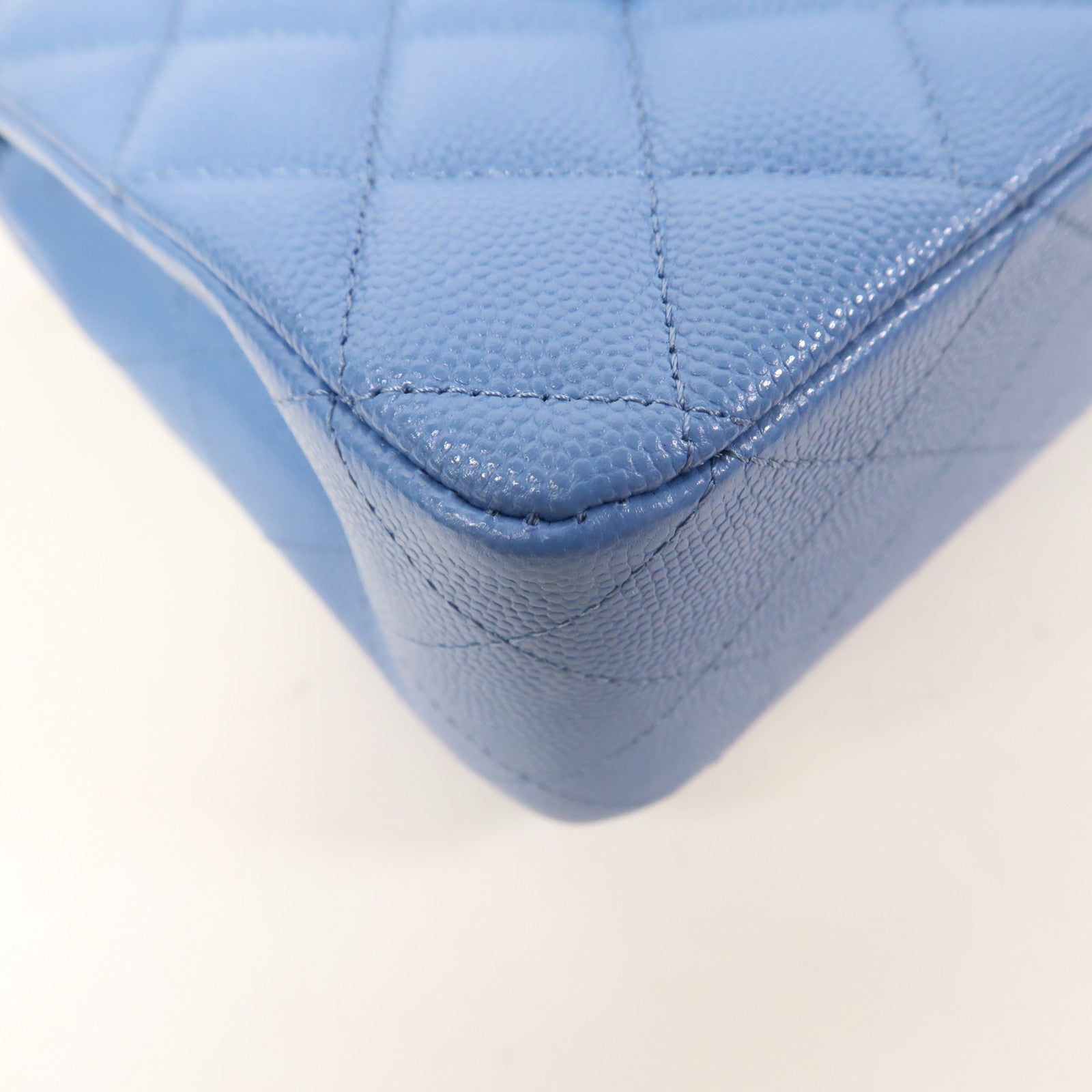 CHANEL 菱格Caviar皮革Classic Flap 25cm金扣鏈帶肩背袋藍色