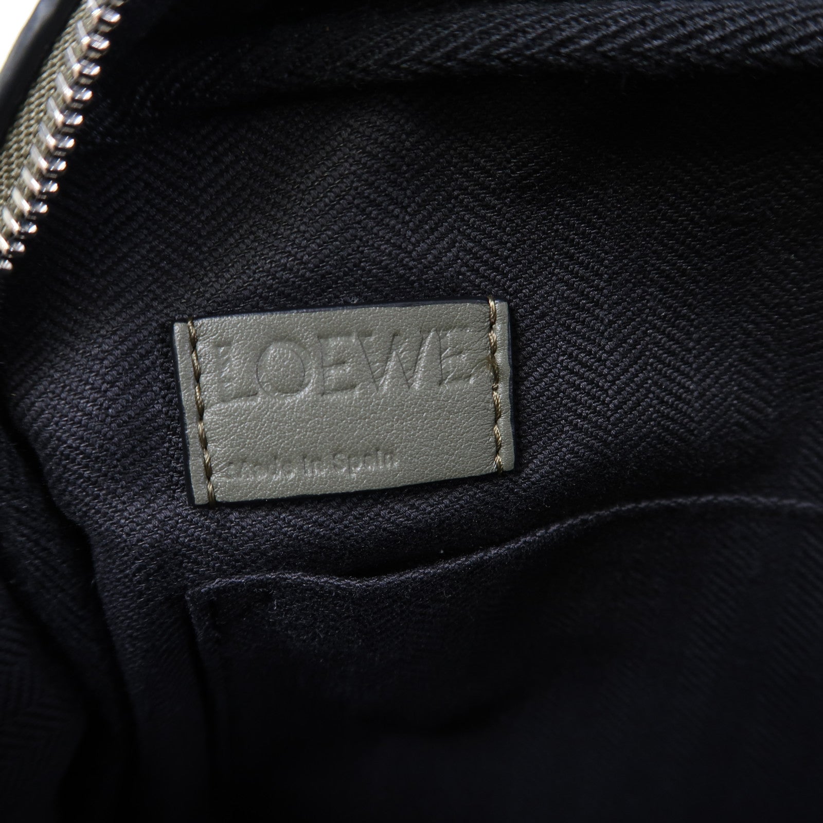LOEWE 牛皮皮革XS Military銀扣肩背袋卡其綠色