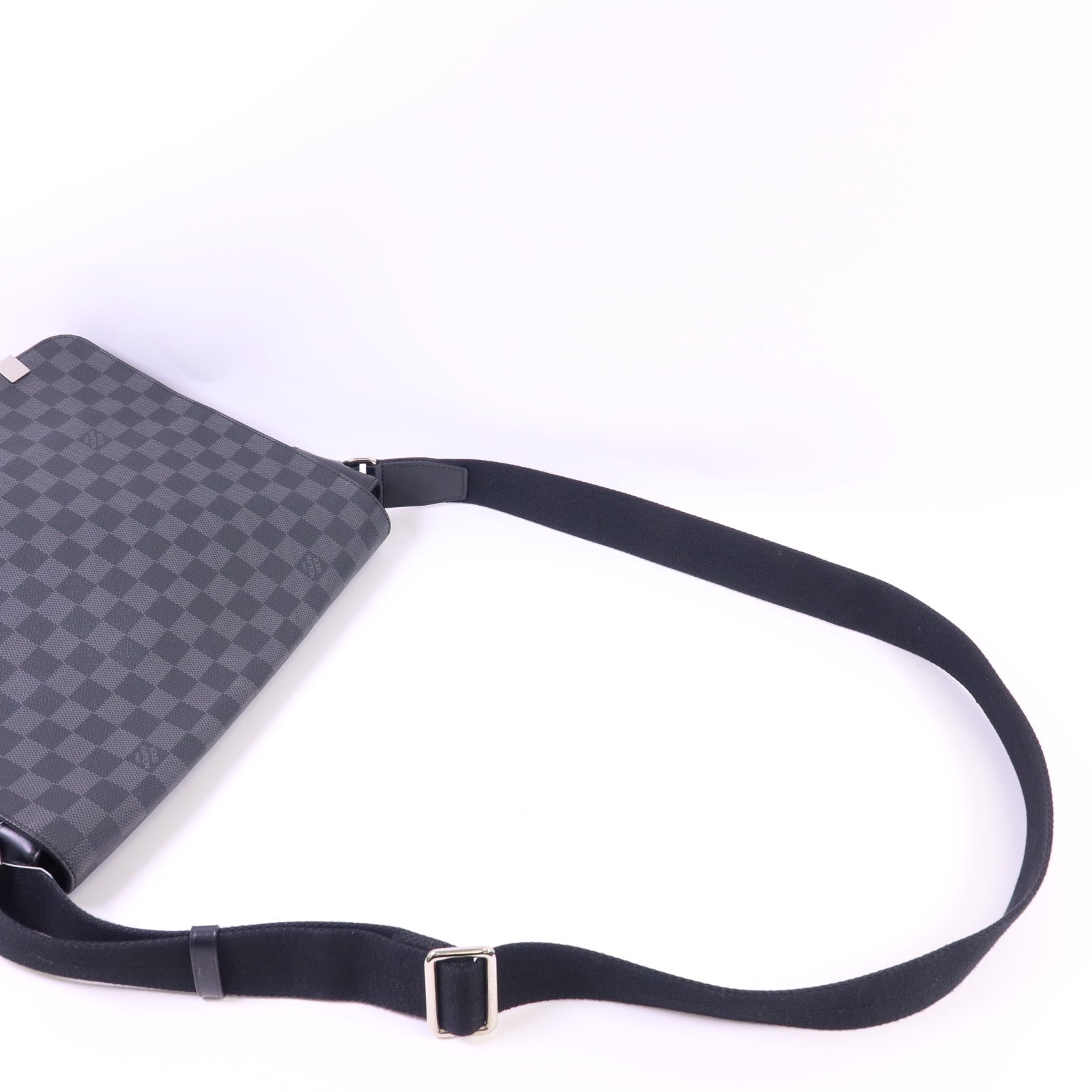 LOUIS VUITTON 【激減優惠】Damier Graphite District MM銀扣肩背袋
