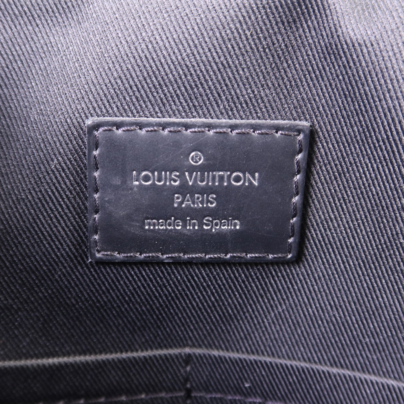 LOUIS VUITTON Damier Graphite District MM銀扣肩背袋