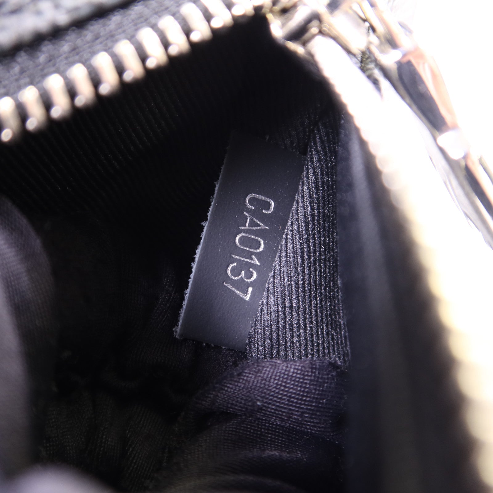 LOUIS VUITTON Damier Graphite District MM銀扣肩背袋