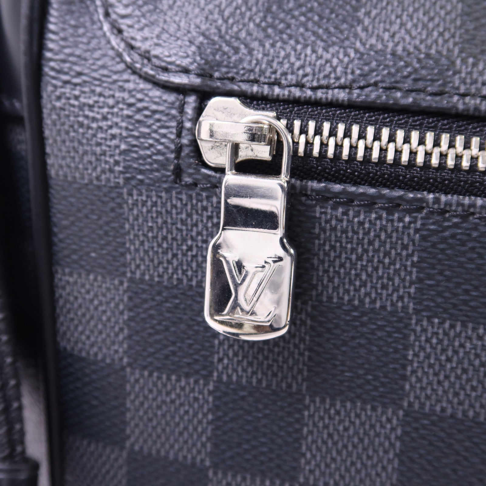 LOUIS VUITTON Damier Graphite District MM銀扣肩背袋