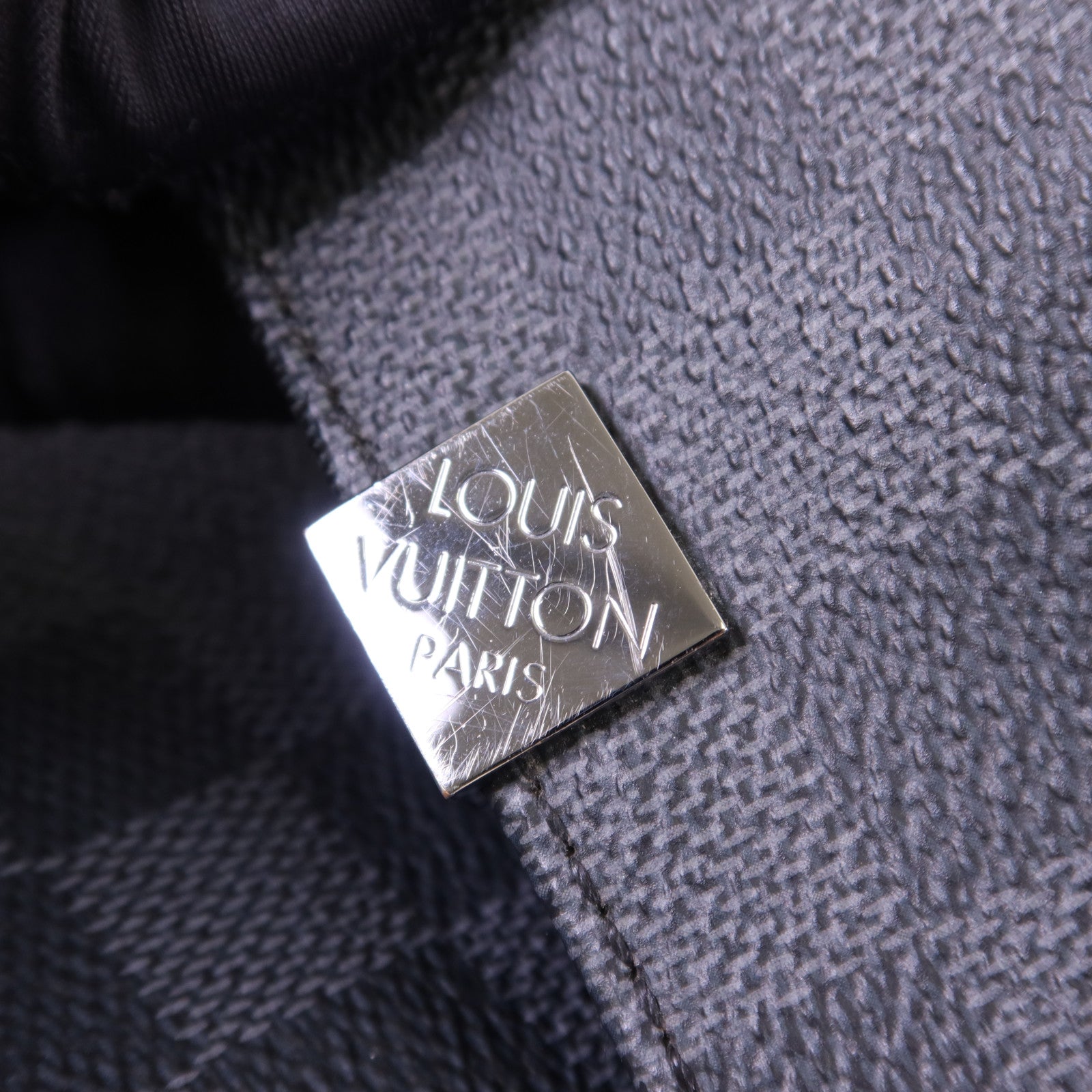 LOUIS VUITTON Damier Graphite District MM銀扣肩背袋