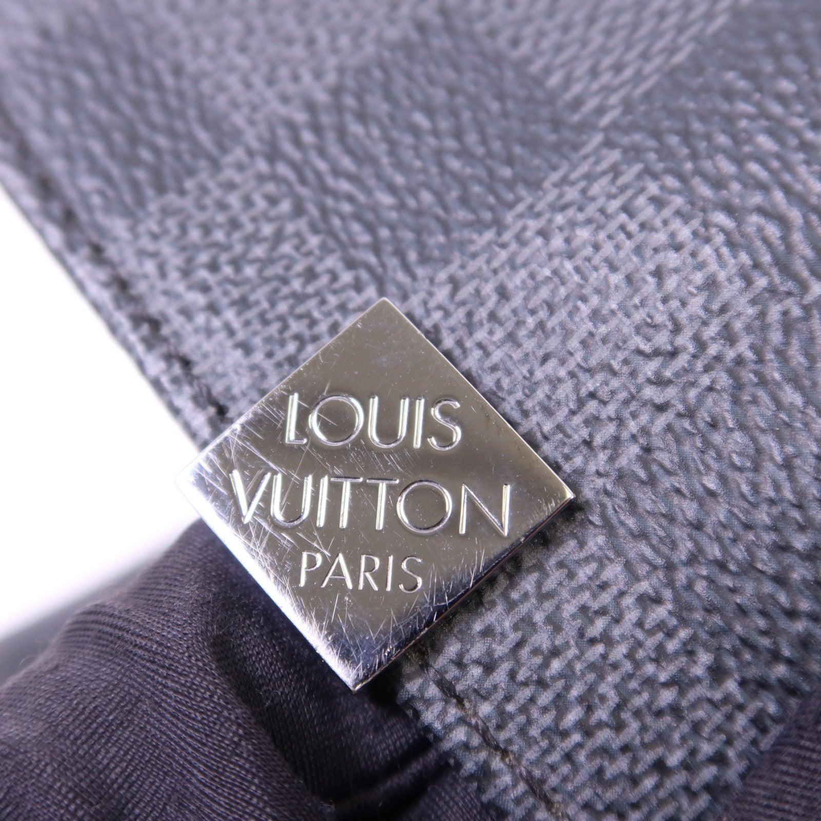 LOUIS VUITTON Damier Graphite District MM銀扣肩背袋