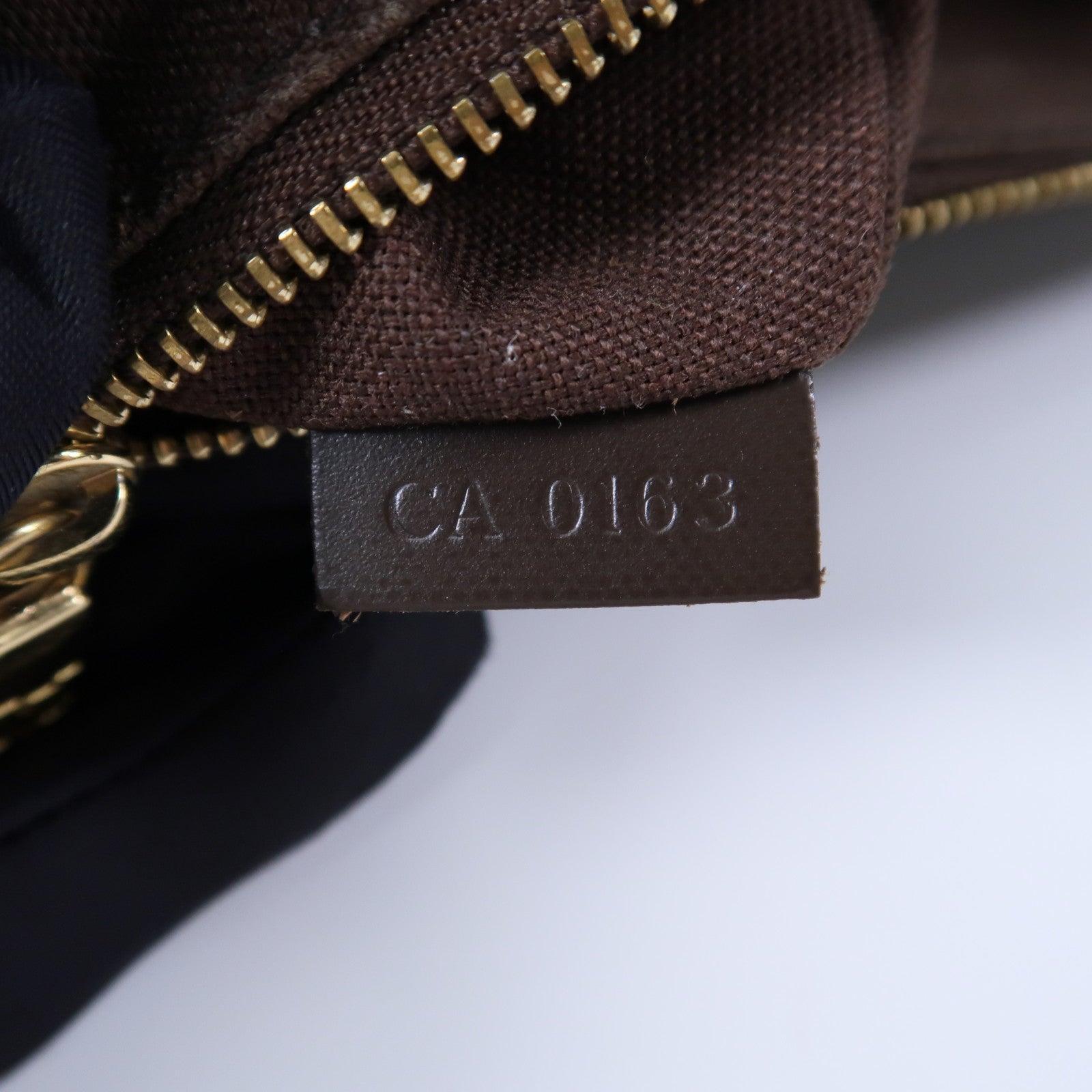 LOUIS VUITTON Damier Beaubourg肩背袋