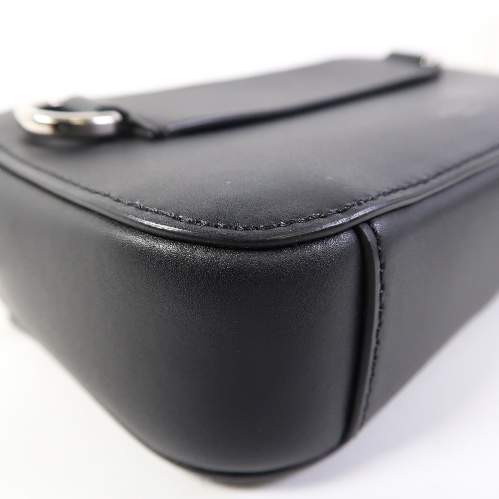 Valentino 皮革VLTN Zip Pouch Bag銀扣肩背袋
