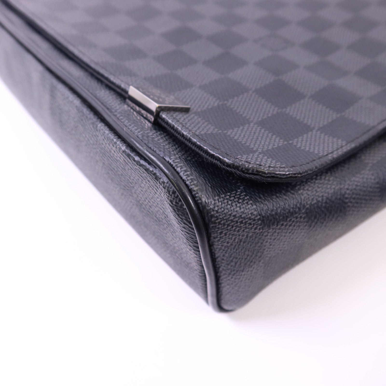 LOUIS VUITTON Damier Graphite District MM銀扣肩背袋