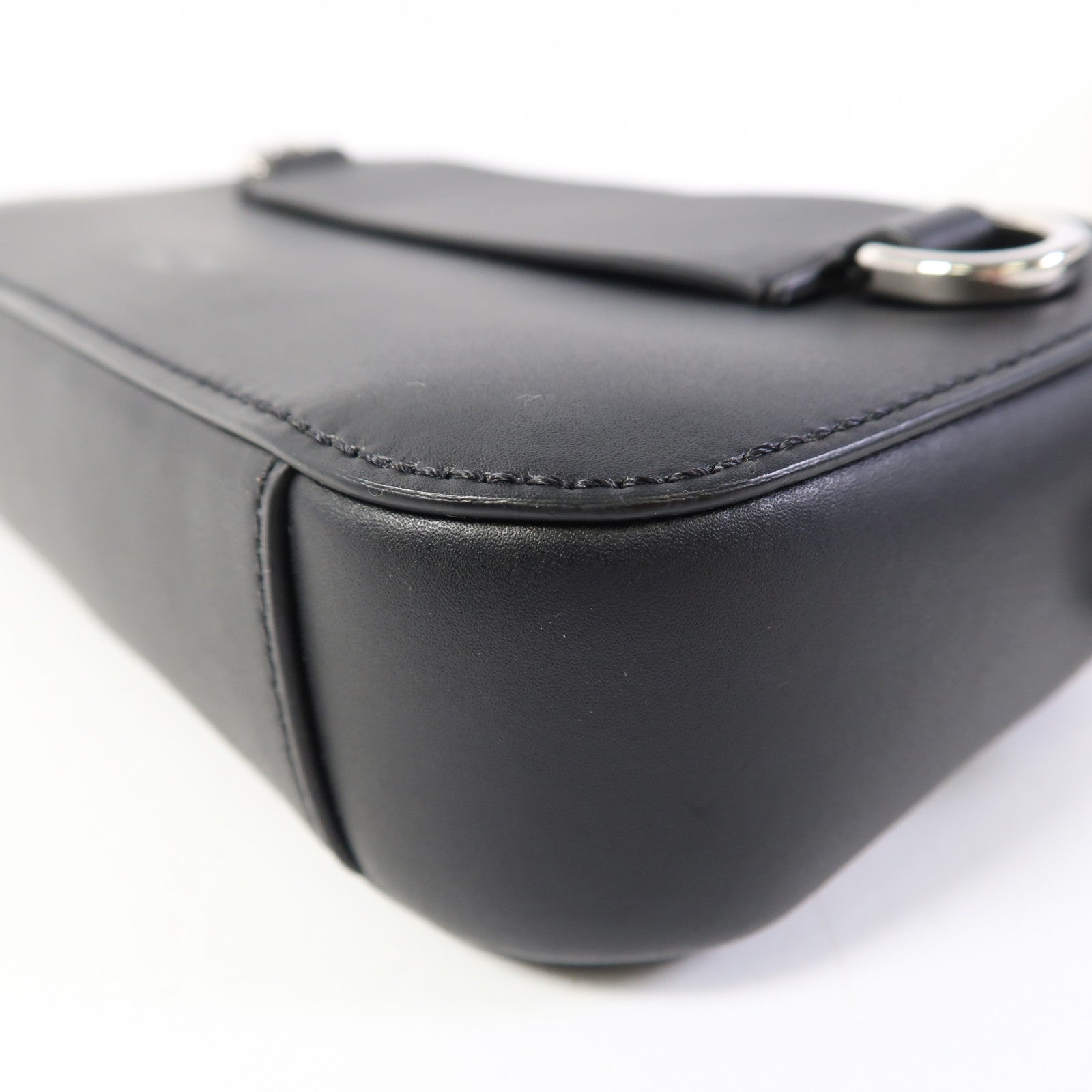 Valentino 皮革VLTN Zip Pouch Bag銀扣肩背袋