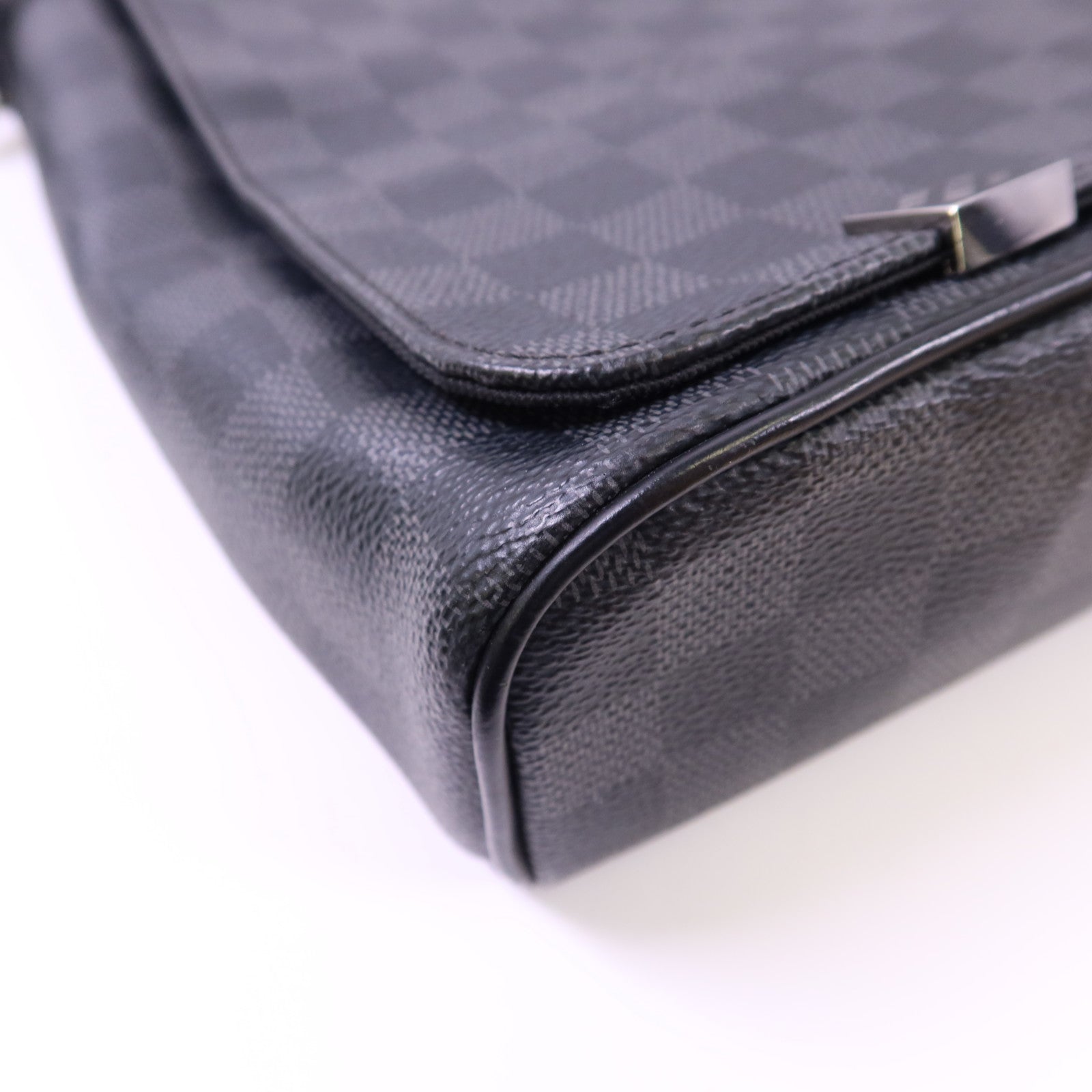 LOUIS VUITTON Damier Graphite District MM銀扣肩背袋