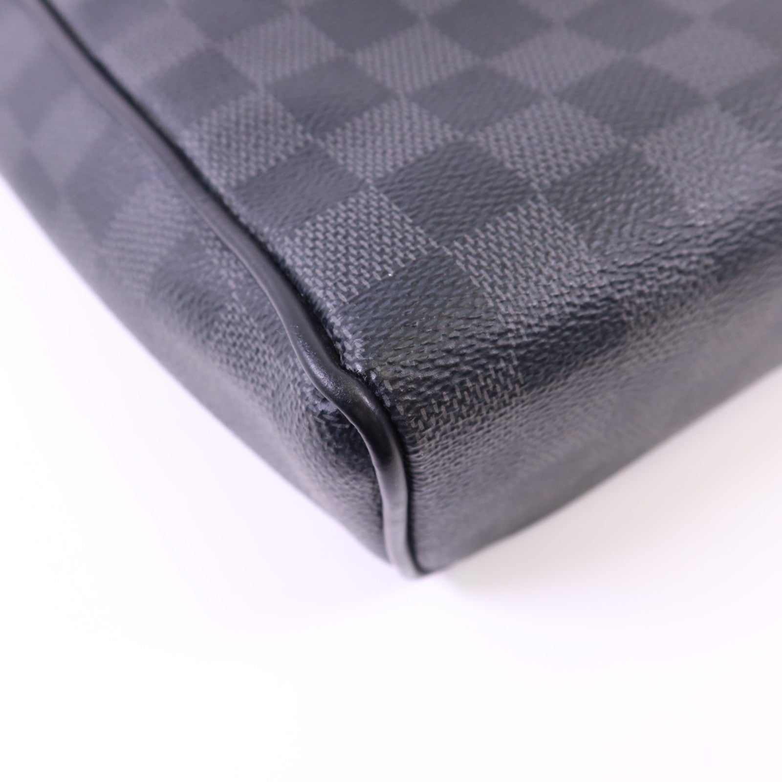 LOUIS VUITTON Damier Graphite District MM銀扣肩背袋