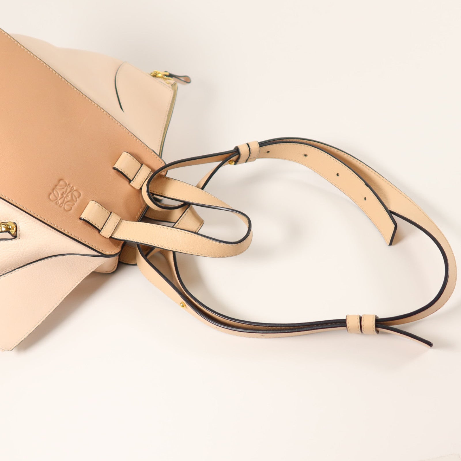 LOEWE 牛皮皮革Hammock Small金扣手挽肩背兩用袋