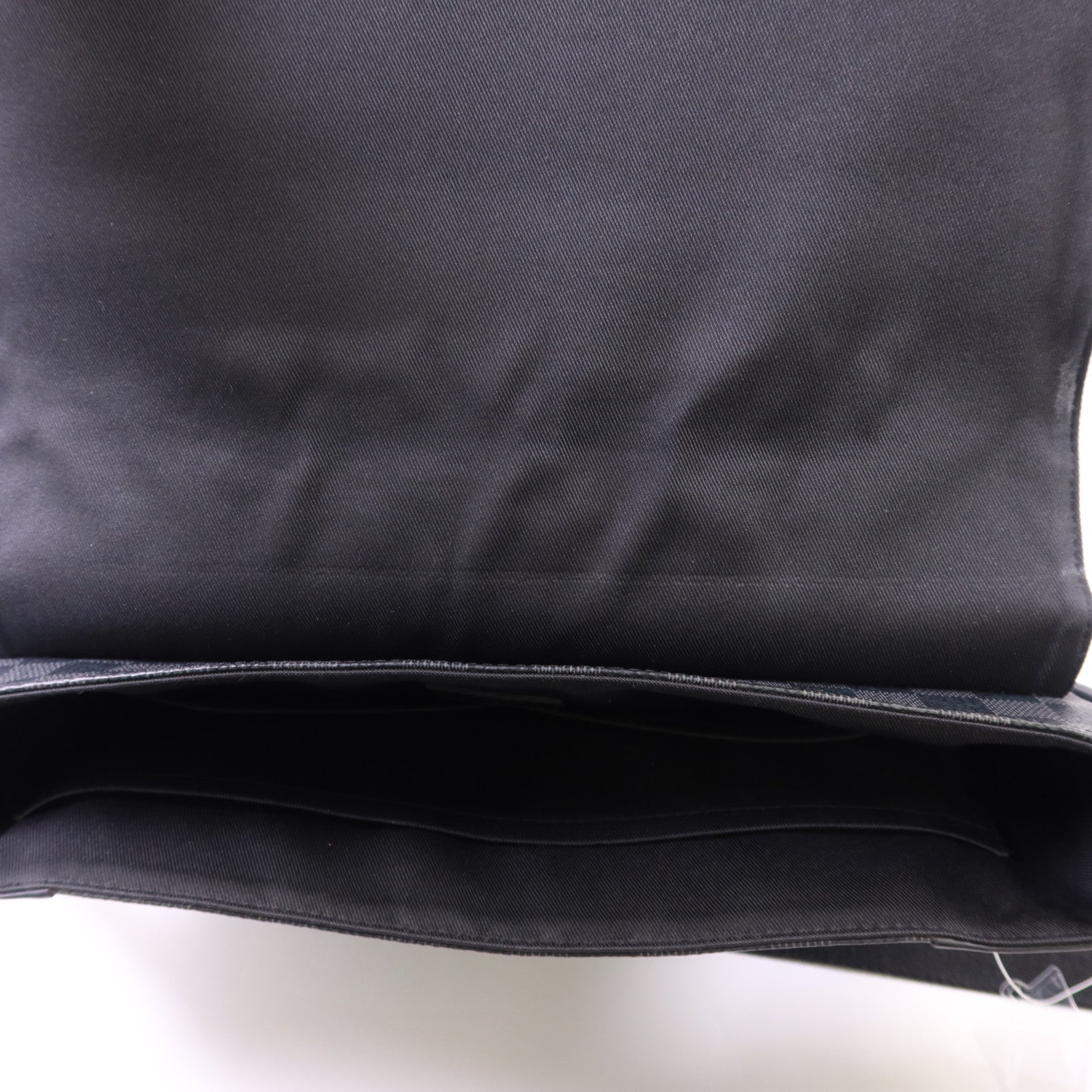 LOUIS VUITTON Damier Graphite District MM銀扣肩背袋