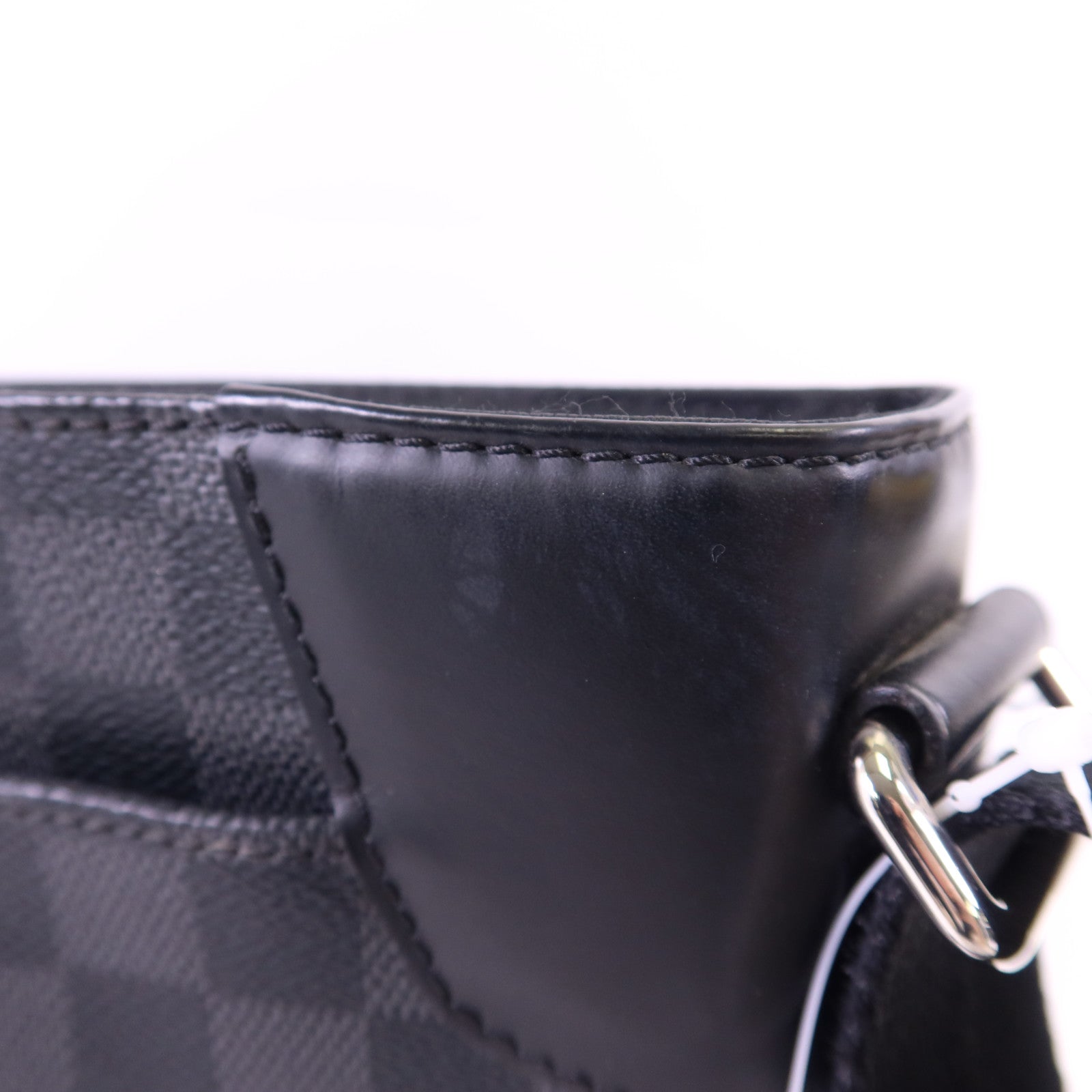 LOUIS VUITTON Damier Graphite District MM銀扣肩背袋