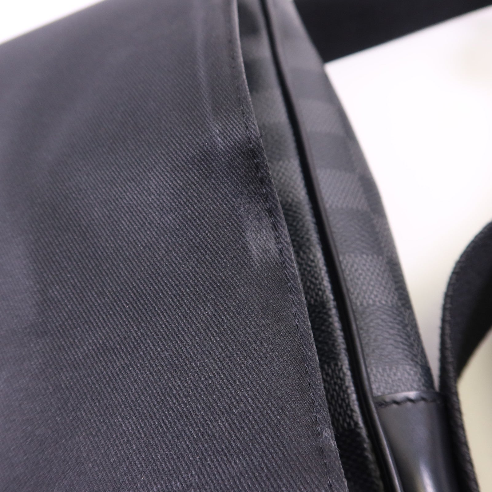 LOUIS VUITTON Damier Graphite District MM銀扣肩背袋